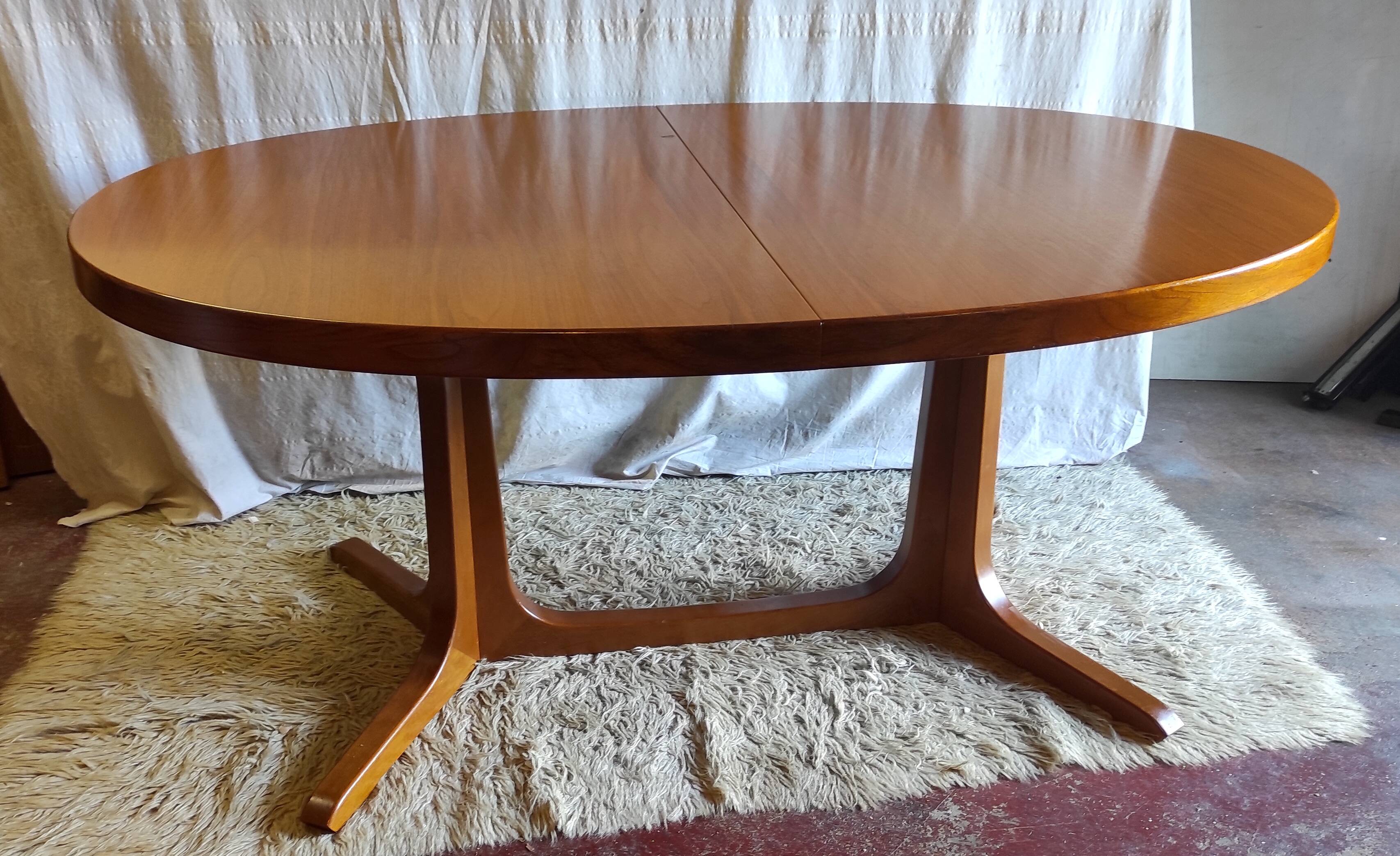 Table à manger ovale en teck - années 60/70