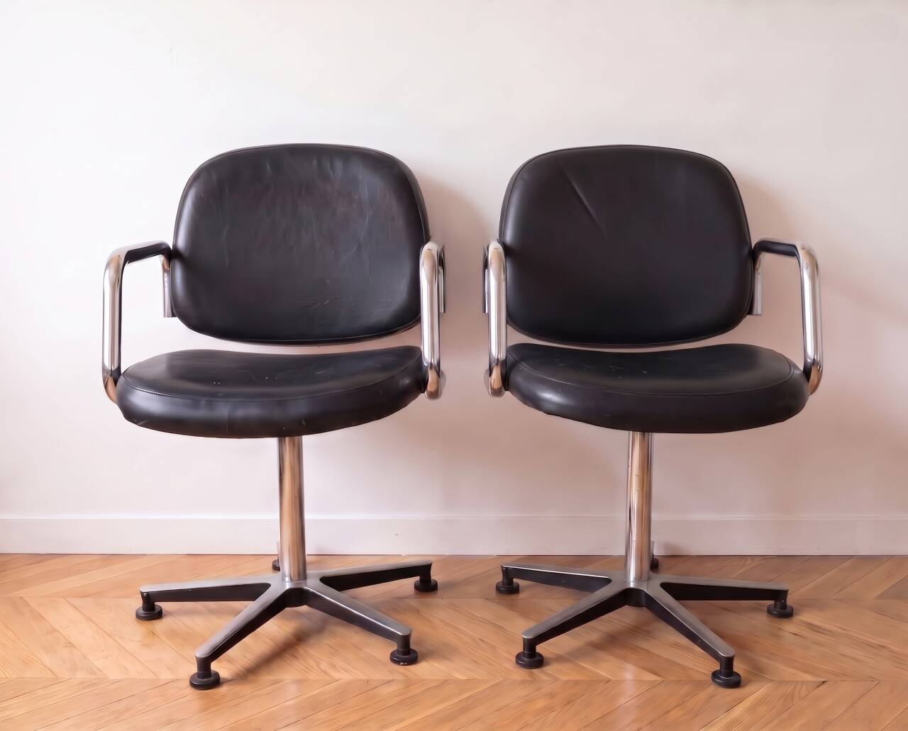 Pair of vintage swivel armchairs in metal and black faux leather.