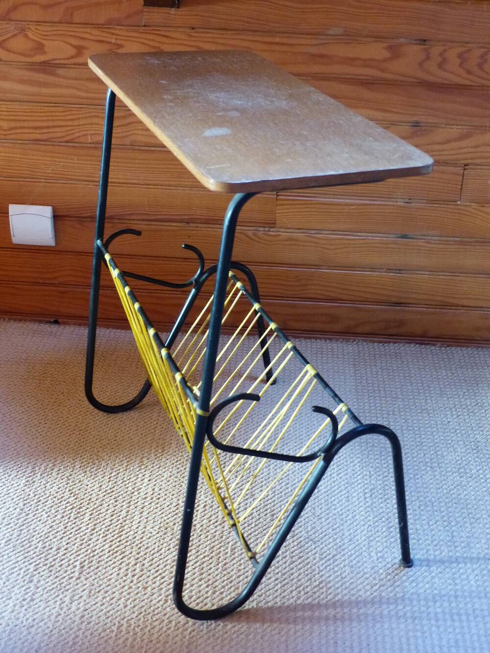 Vintage scoubidou magazine rack