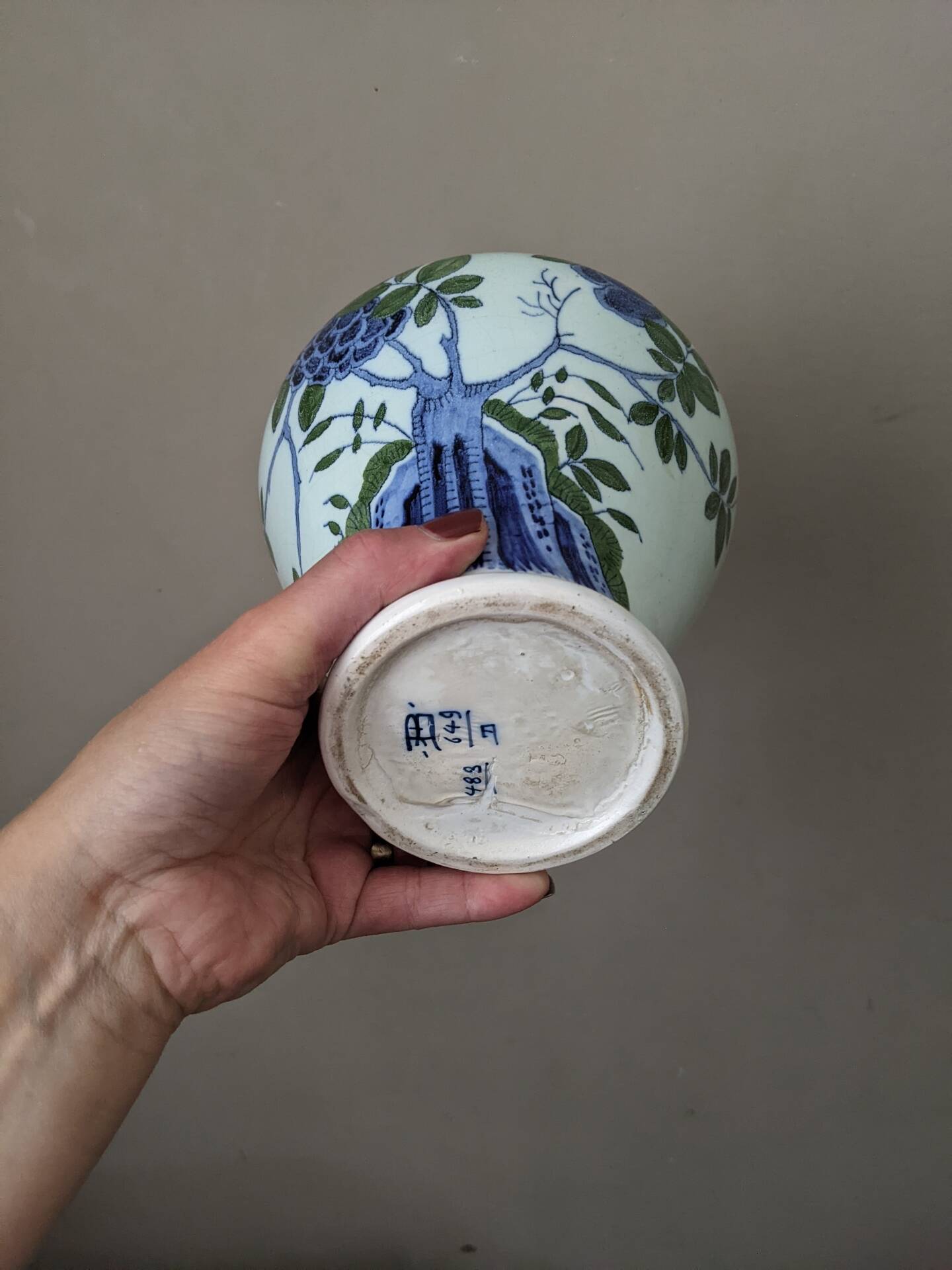 Porcelain vase, Asian art, hand-painted floral decoration.