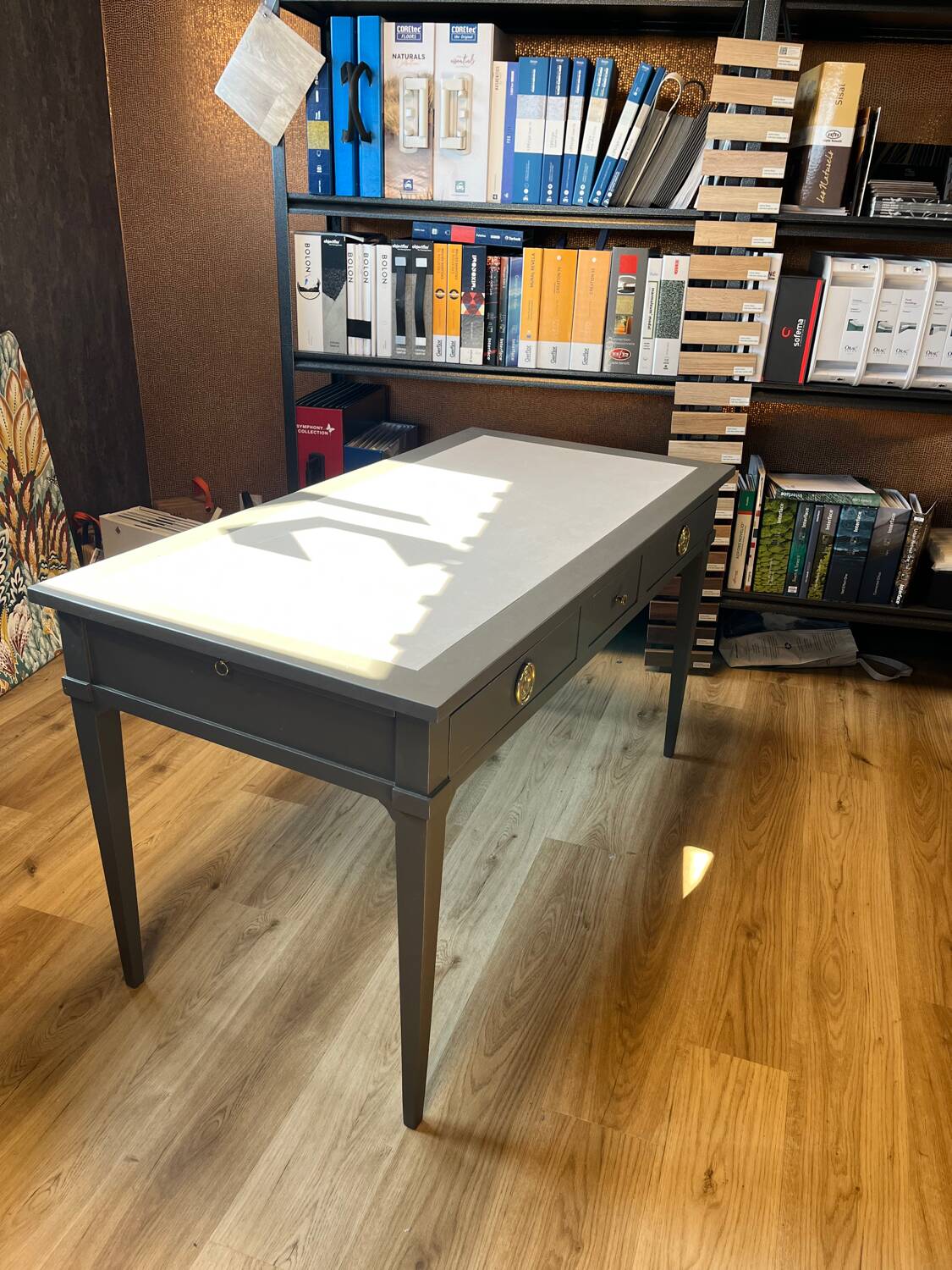 Desk - table - entrance furniture