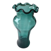 Vase en verre soufflé à col évasé au bord ondulé
