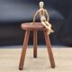 Tabouret tripode rond foncé