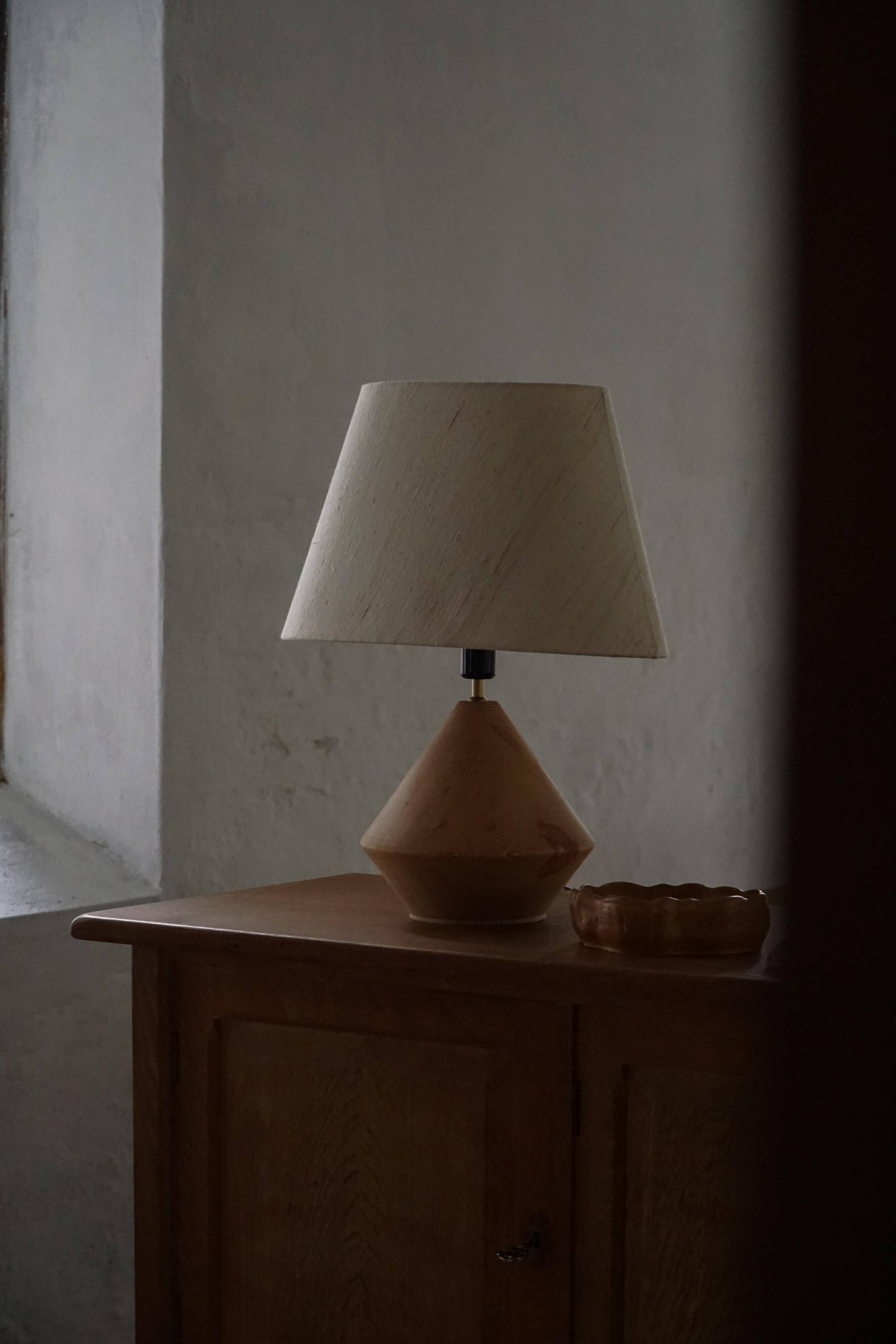 Sculptural Danish modern table lamp in wood by Kirk, 1980s.