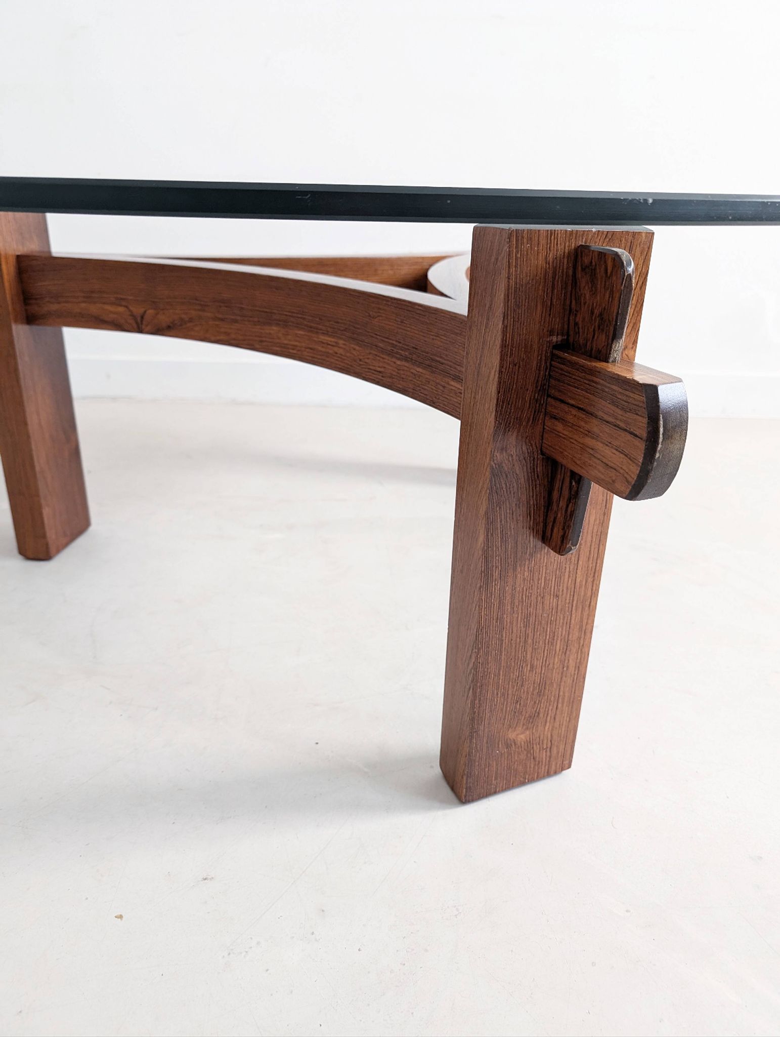 Table basse brutaliste en palissandre, années 1970