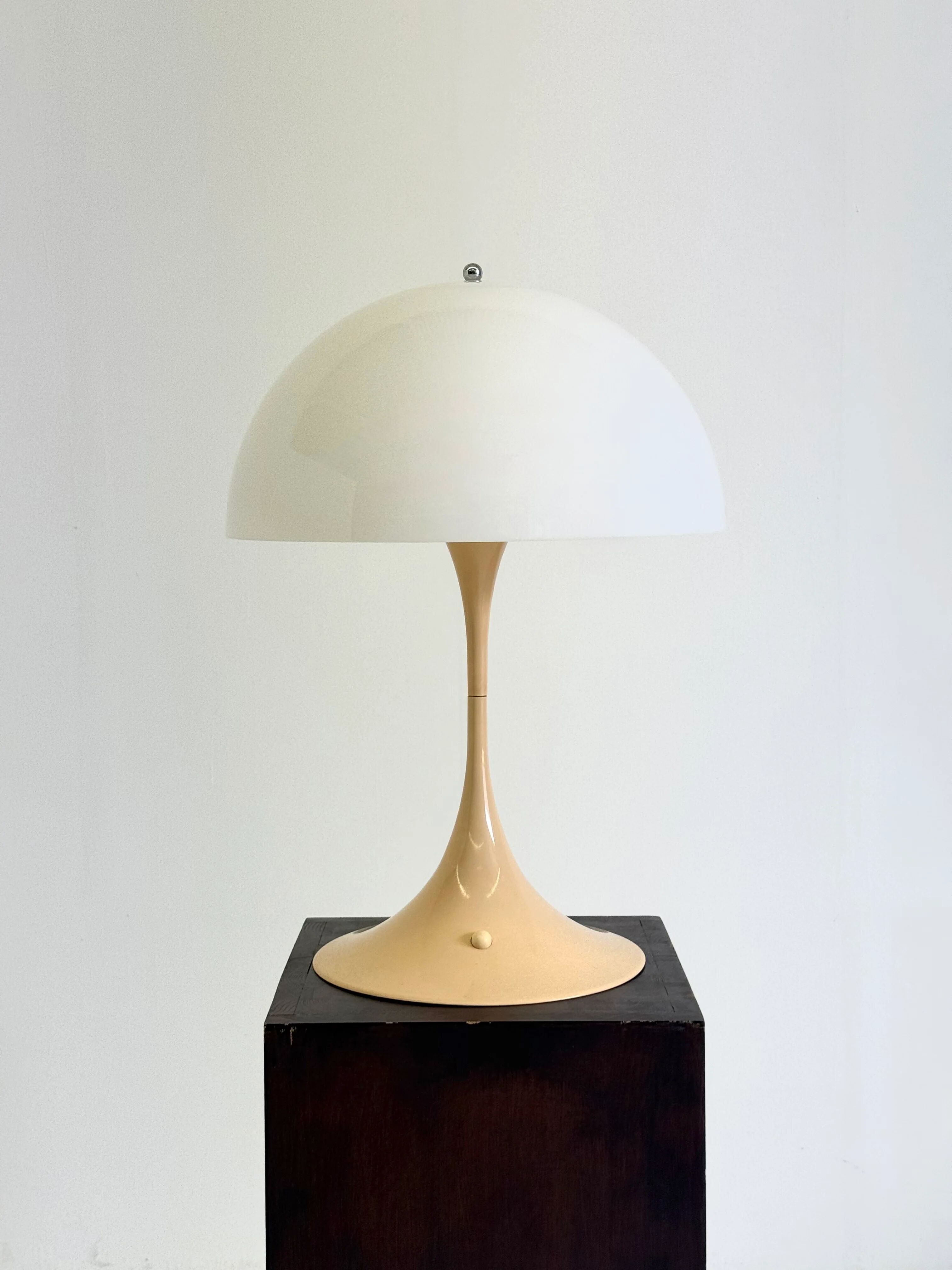 Lampe de table Panthella Louis Poulsen Verner Panton base beige