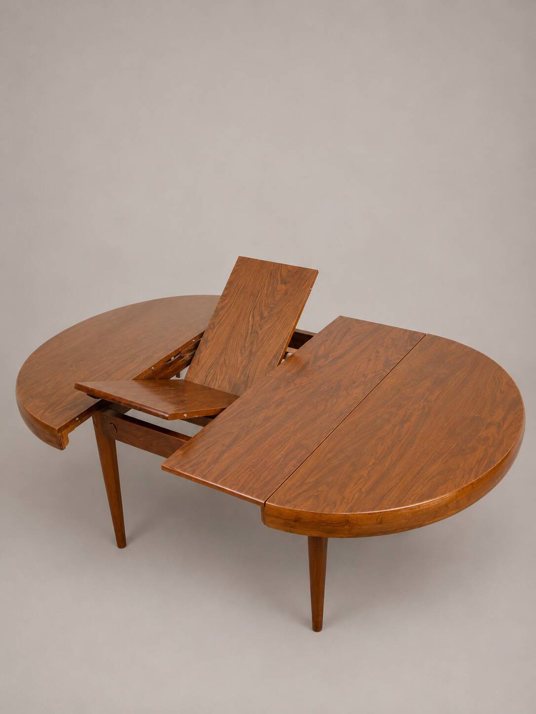 Vintage extendable round table, French made from the 1960s/70s.