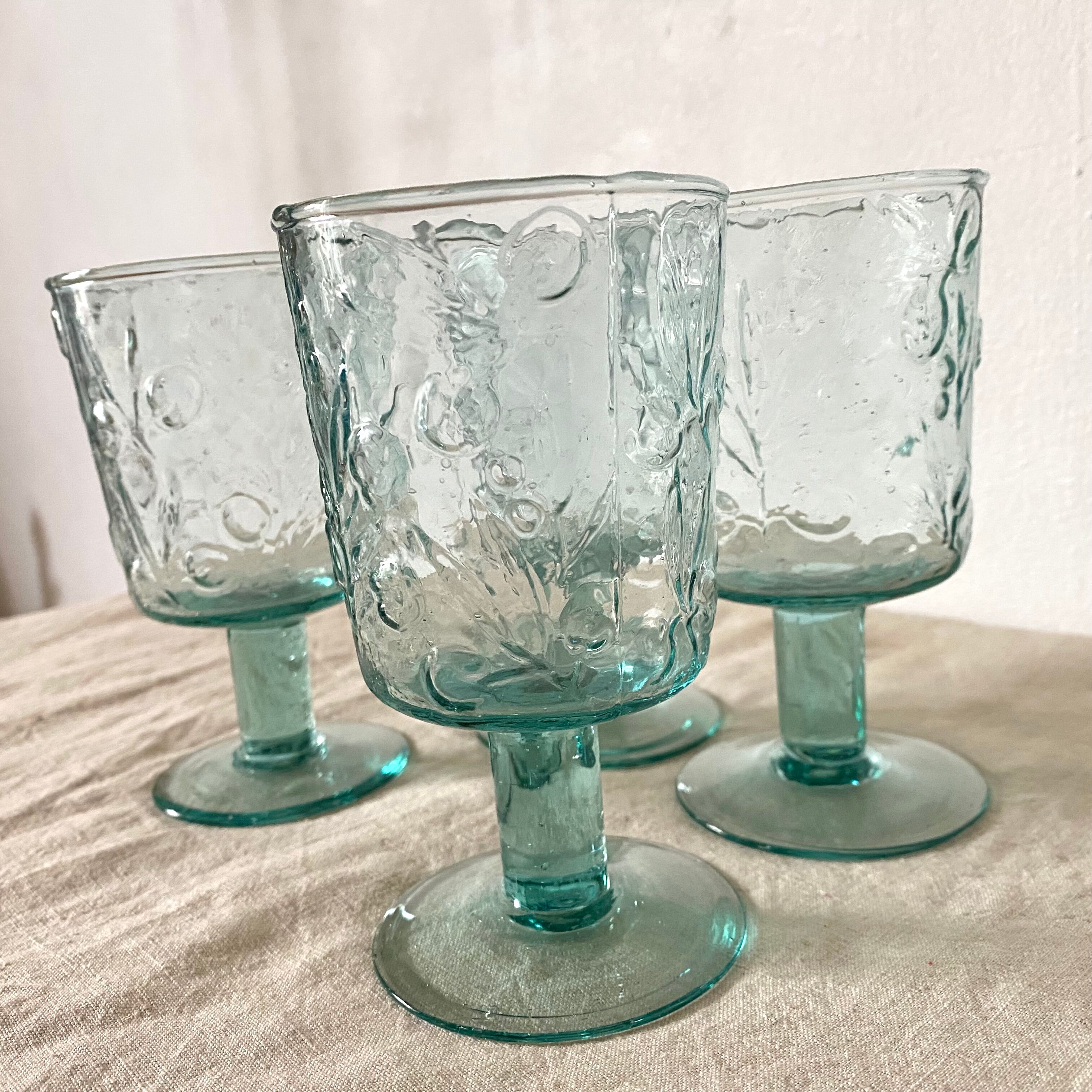 Coloured stemmed lenses