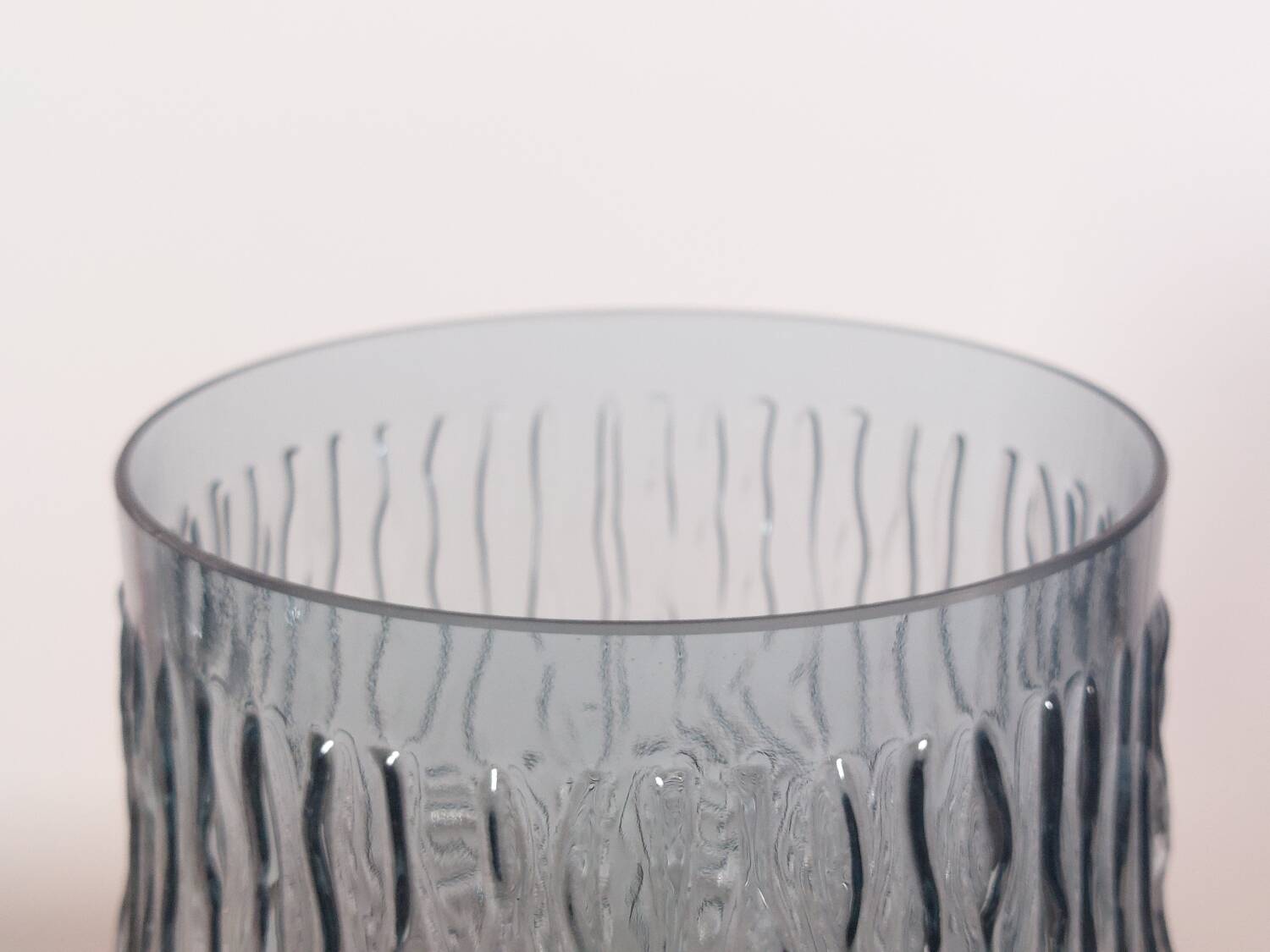 Vase vintage en verre pressé gris-bleu à décor ondulé