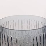 Vase vintage en verre pressé gris-bleu à décor ondulé