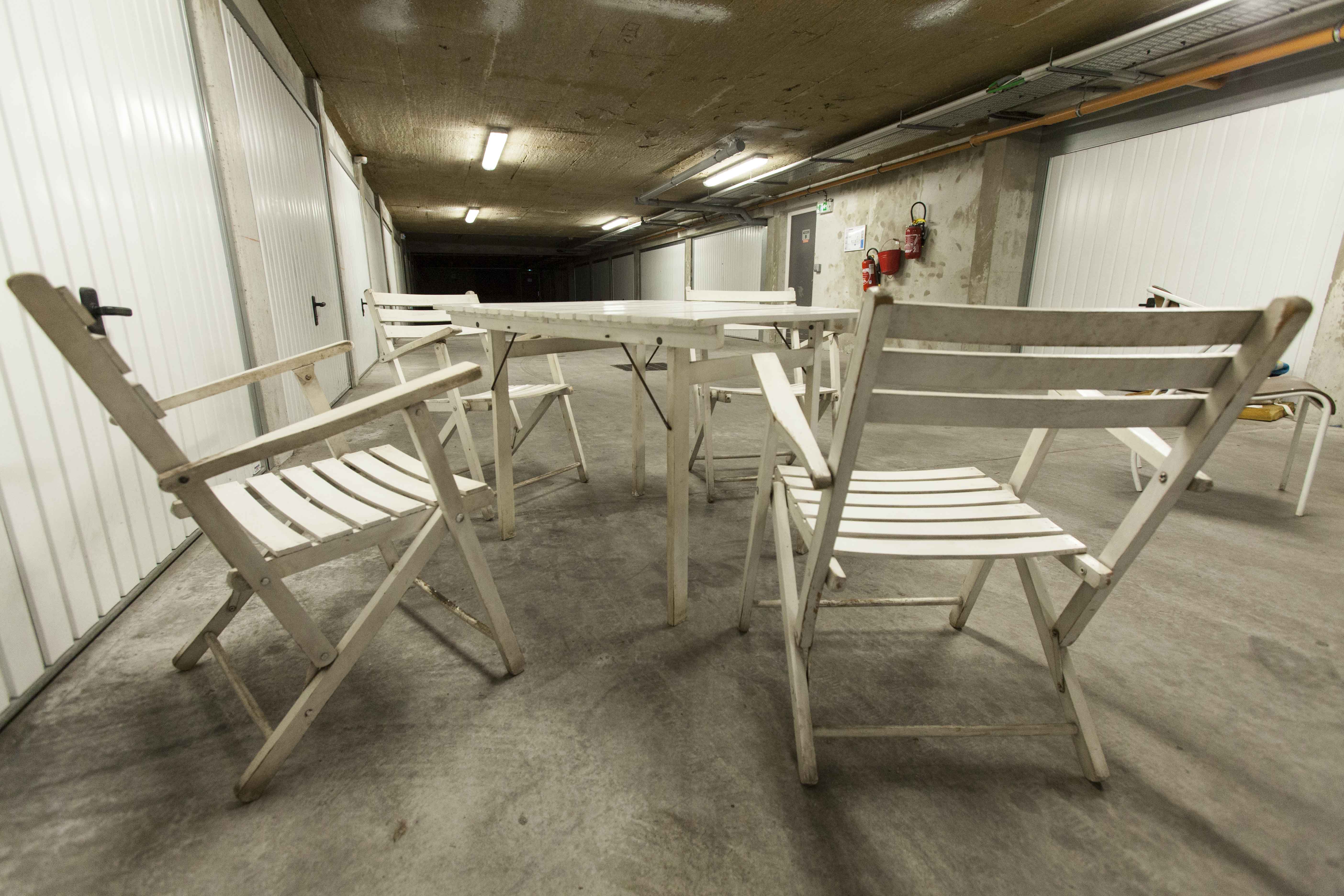 Garden furniture table and 4 armchairs 60's in its juice