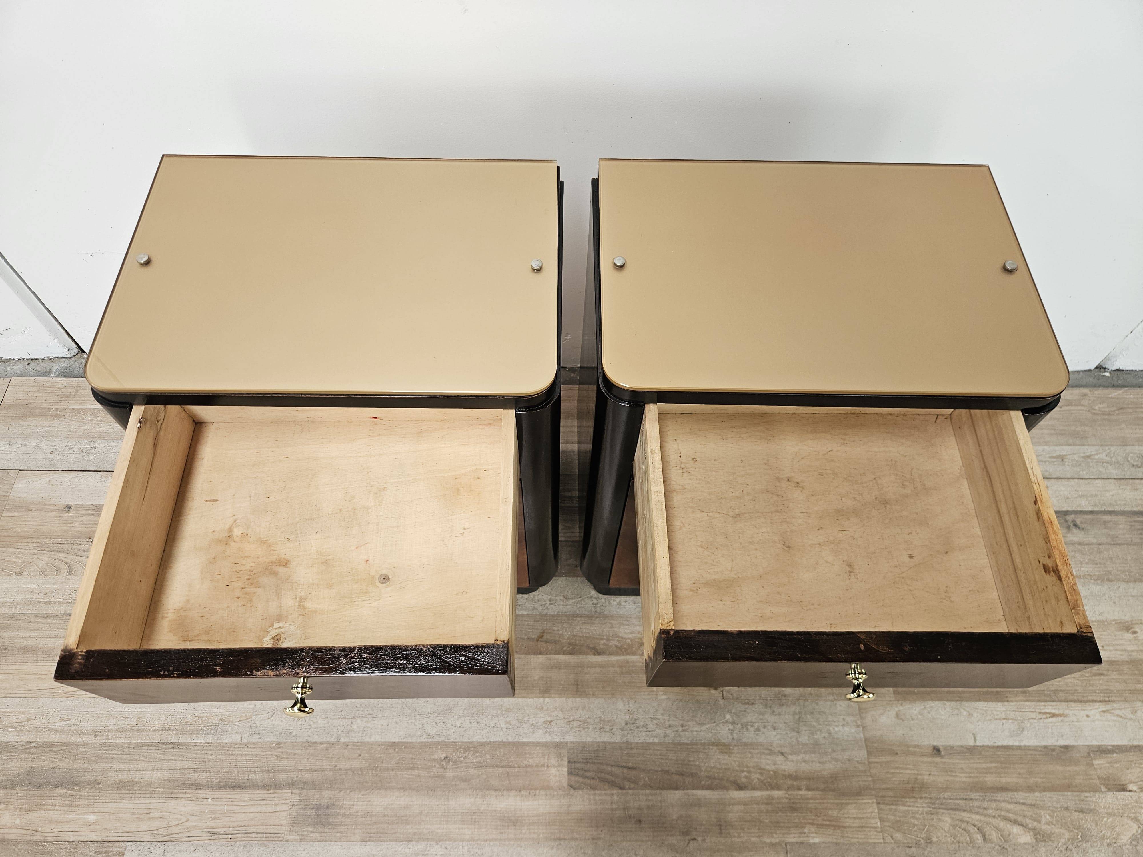 Art Decò bedside tables in walnut burl with pink glass top