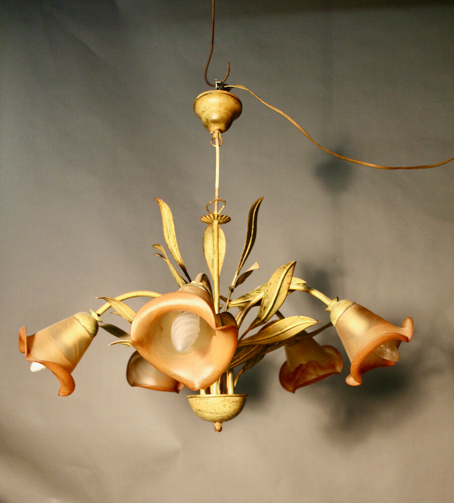 Chandelier leaf décor with 5 tulips of light