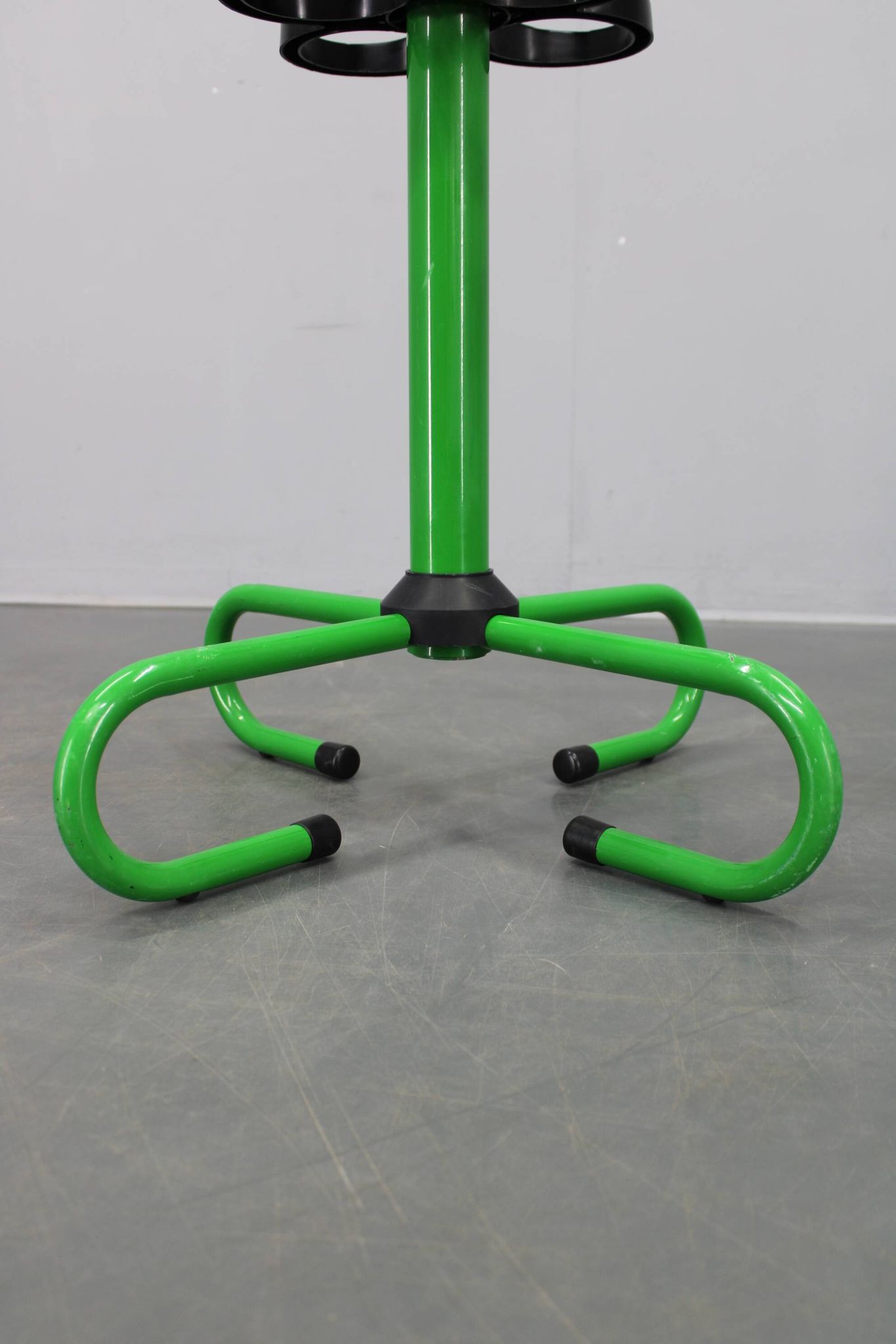 Porte-manteau italien en métal laqué des années 1970 avec porte-parapluie