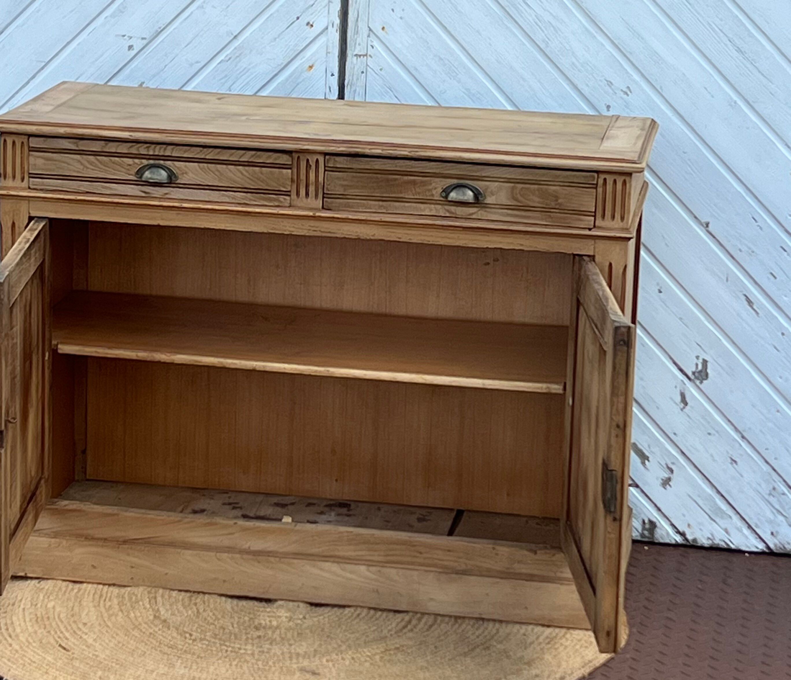 Old solid oak buffet with 2 drawers, chic country style.