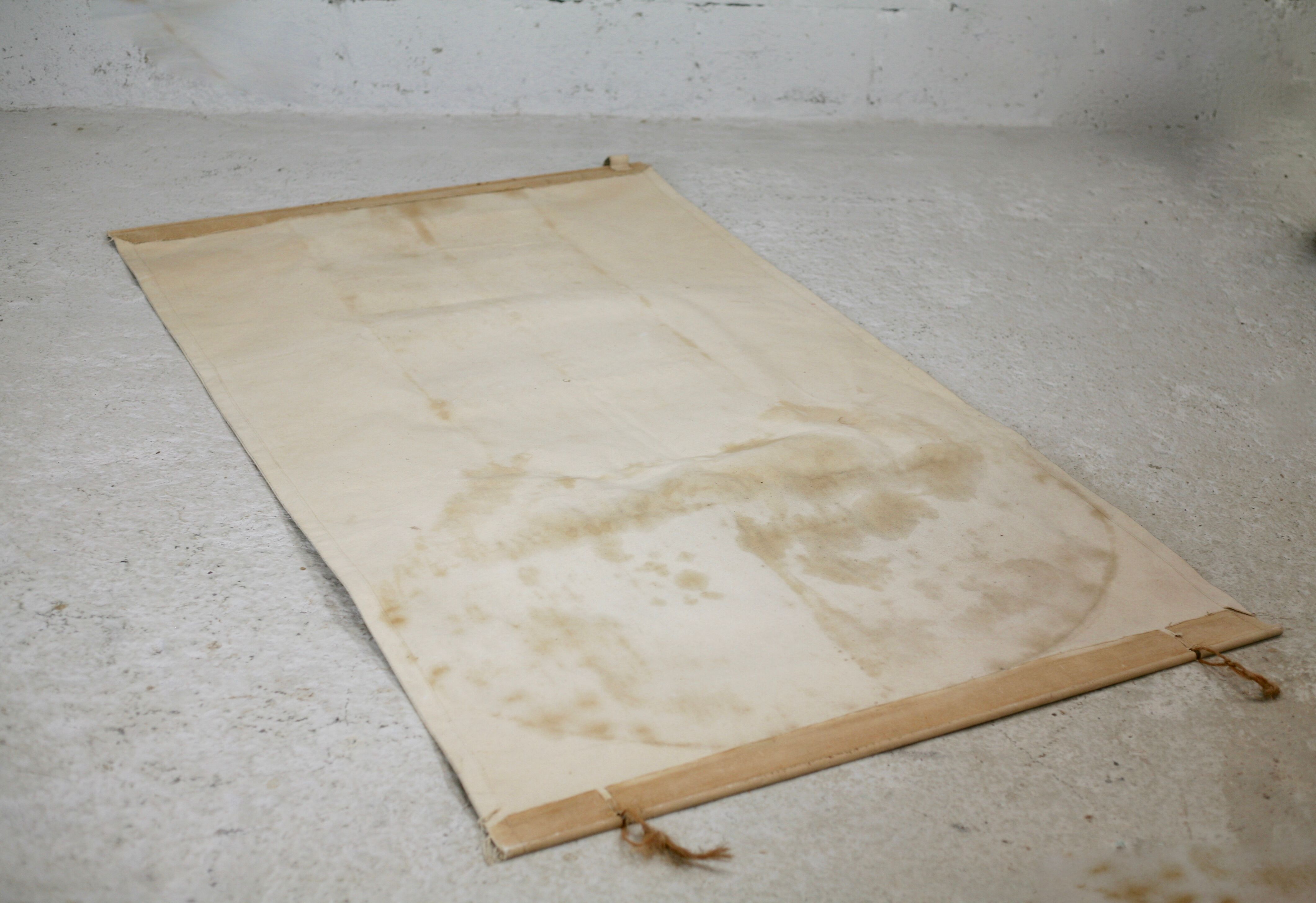 Tapisserie en fibres collées, forme libre, France, circa 1960