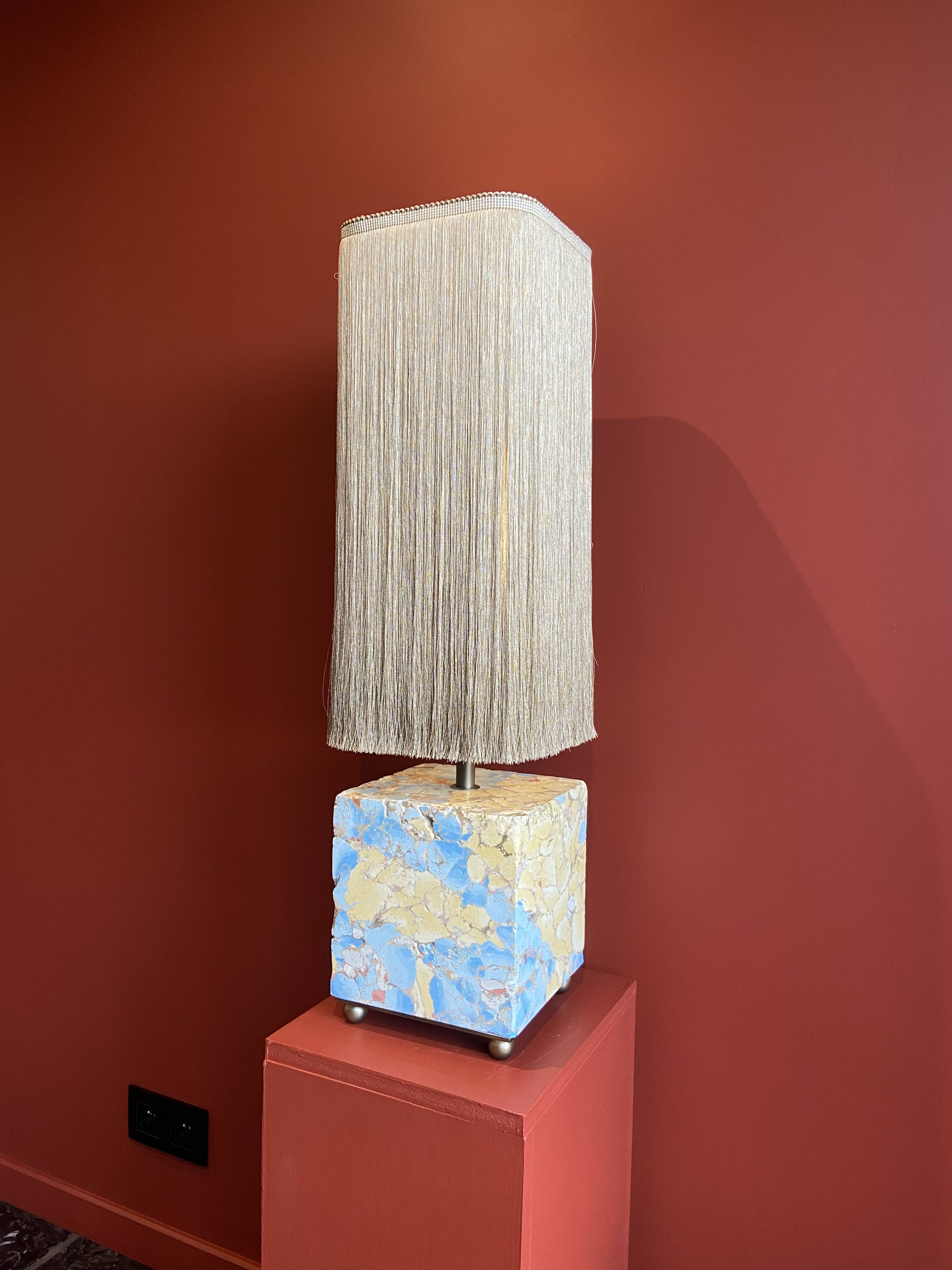 Base stuck blue beige marble-plaster, fringed lampshade Houles, 21st century.