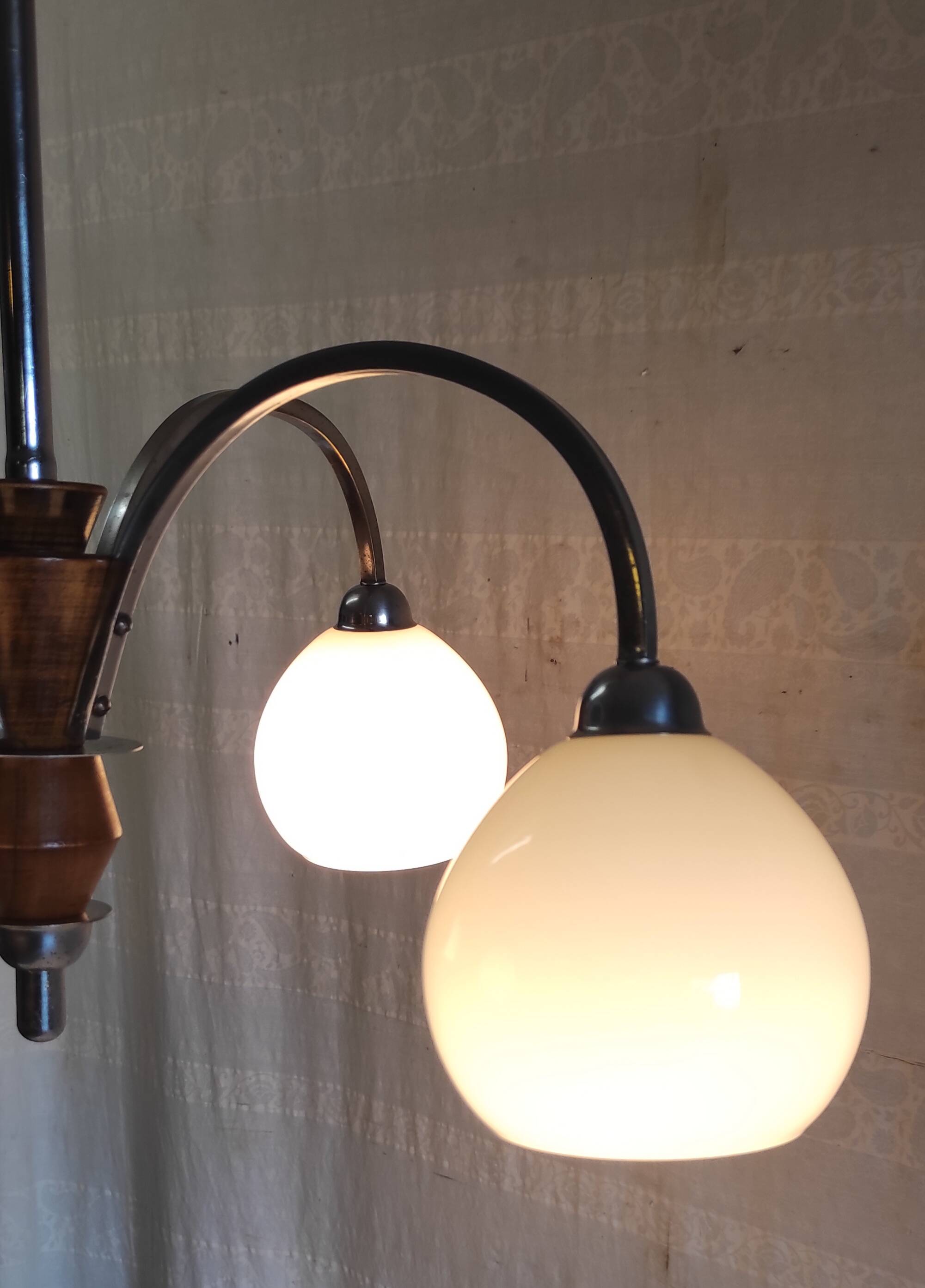 Art Deco chandelier with 4 lights in chrome metal and opaline globe - 1940s/50s