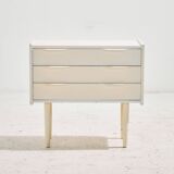 Table de chevet peinte en blanc avec trois tiroirs