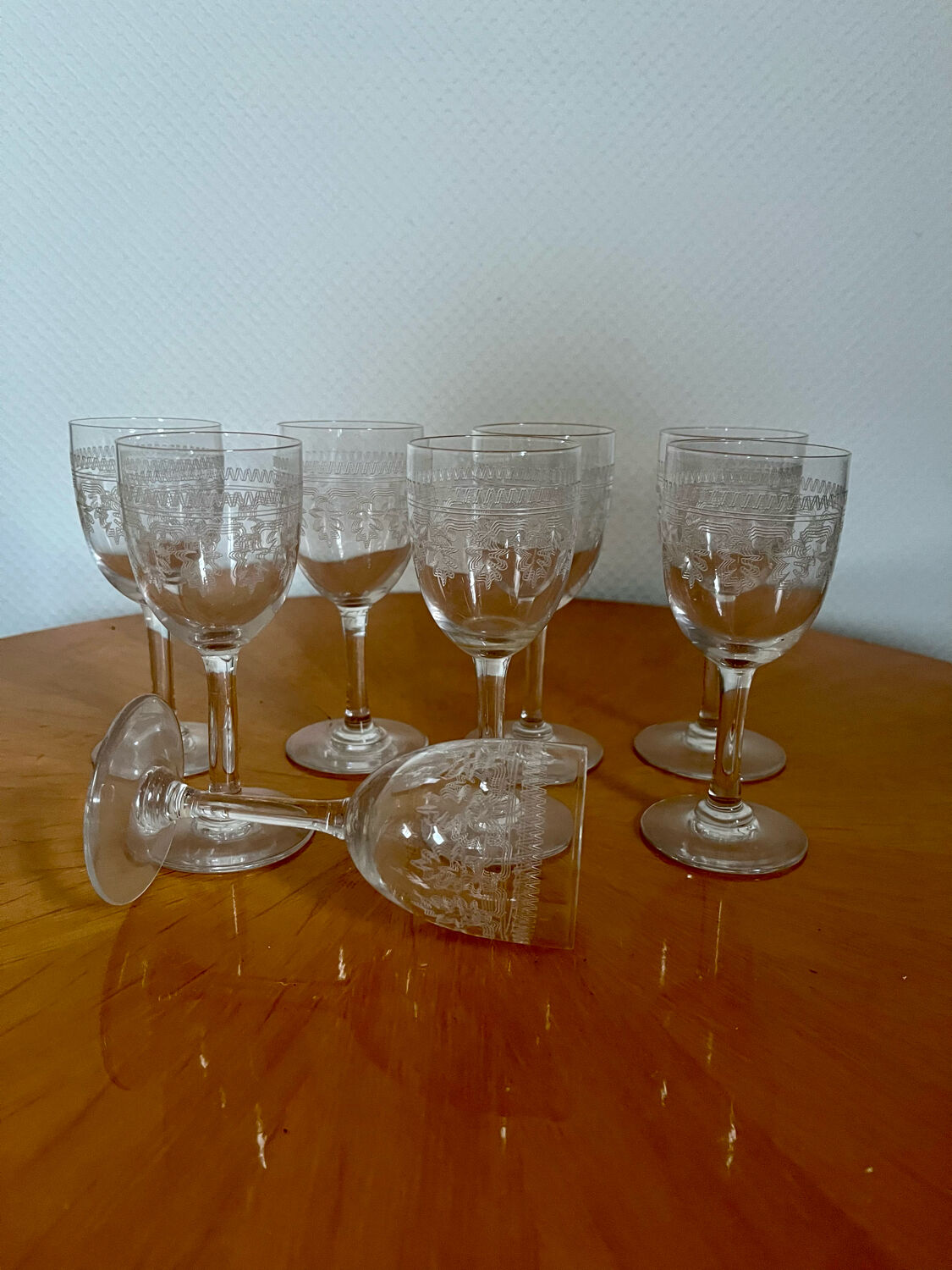 Verres à pied de bistrot vintage