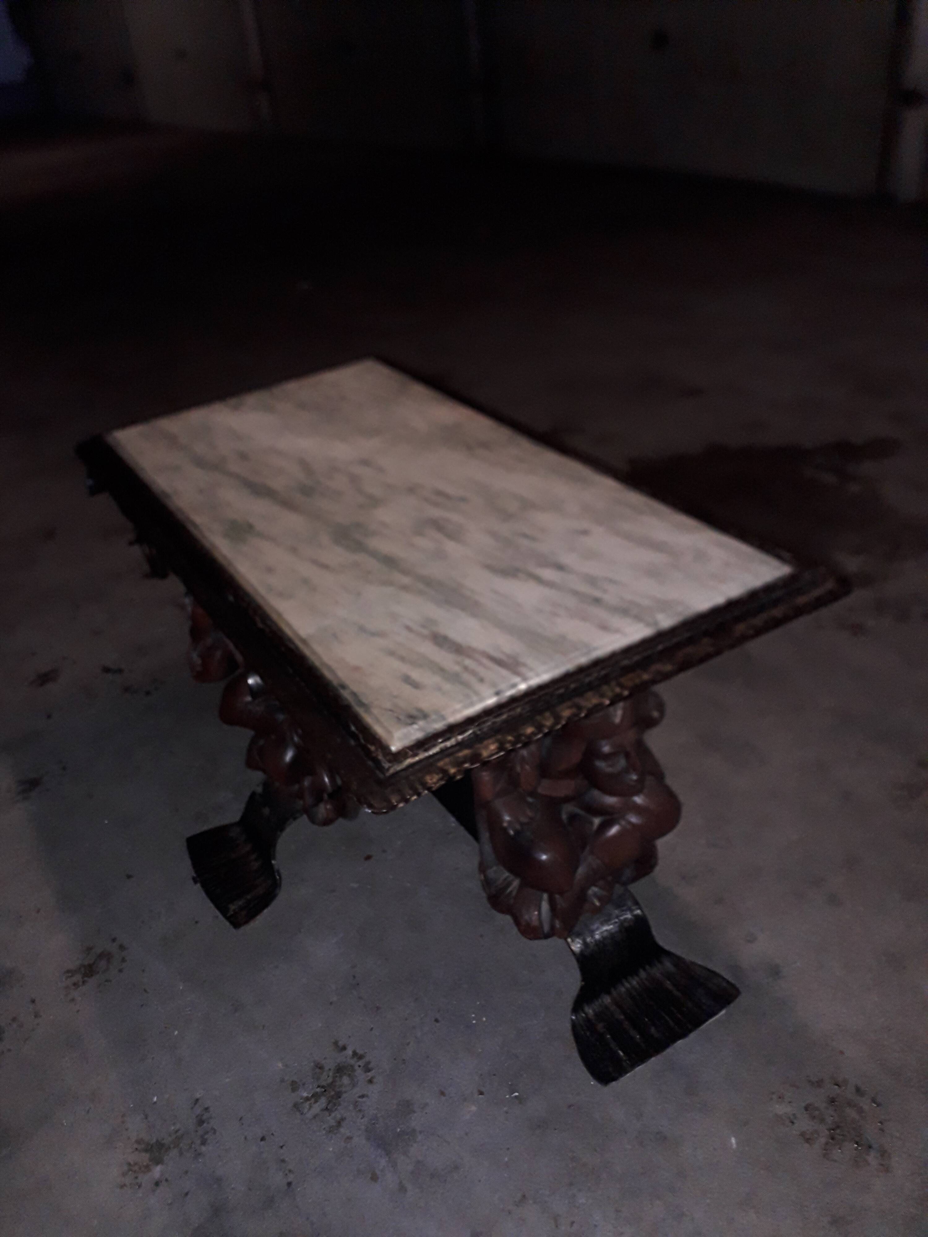 Table basse à motif gothique et marbre