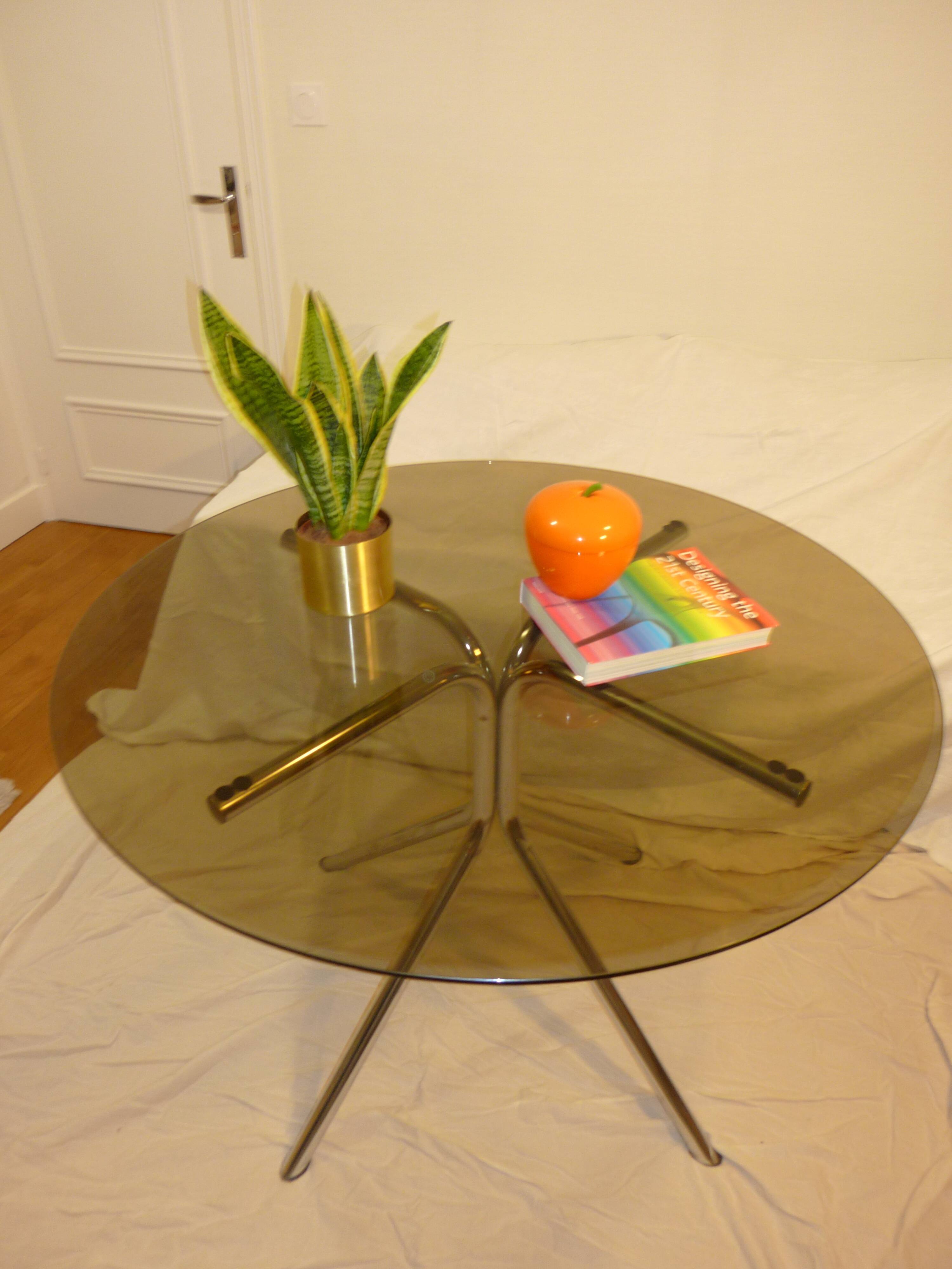 Table vintage 70 en verre légèrement fumé pieds chromés