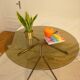 Table vintage 70 en verre légèrement fumé pieds chromés