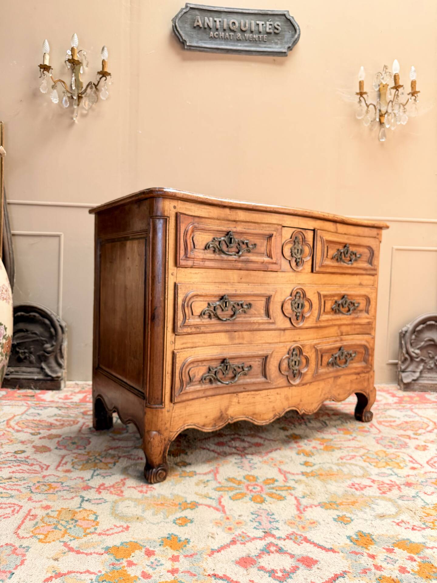 CURVED COMMODE IN WALNUT, PROVINCIAL WORK FROM THE LOUIS XV XVIII PERIOD