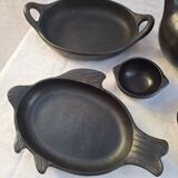 Set de vaisselle en terre cuite noire de La Chamba en Colombie. Ensemble de 13 pièces.