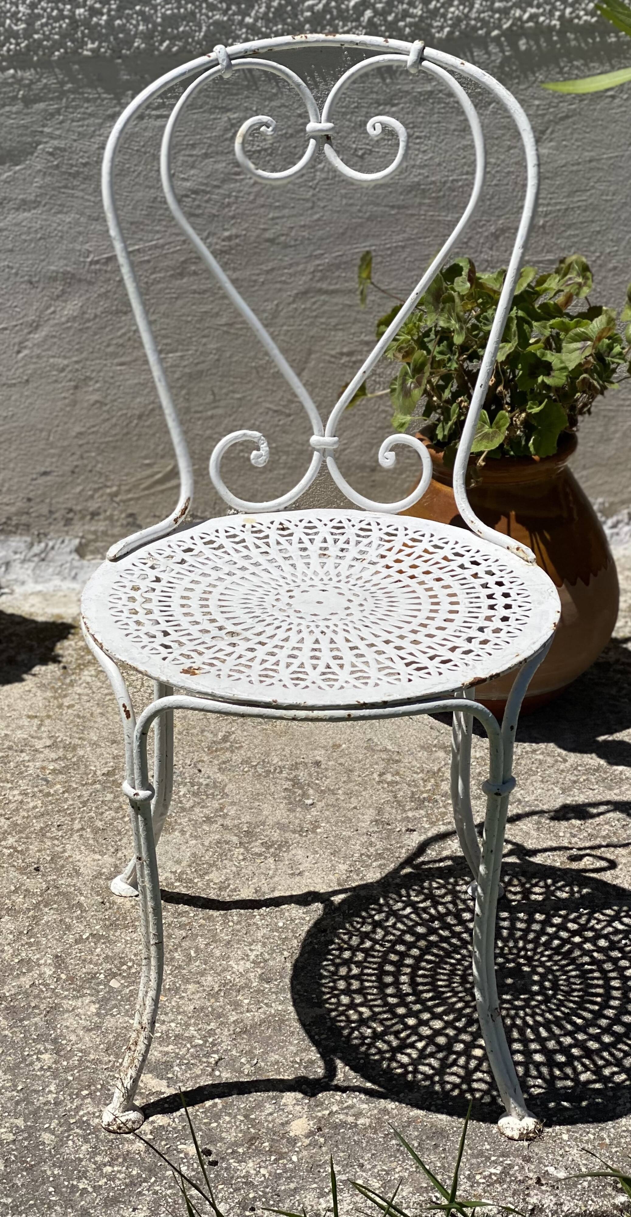 Set of 4 19th century wrought iron garden chairs with heart motif