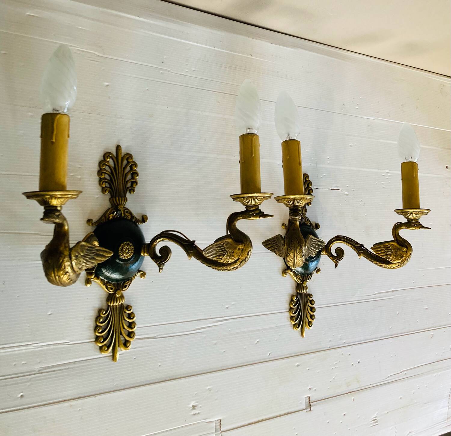 Empire bronze sconces with decorations of swans, palmettes and acanthus leaves