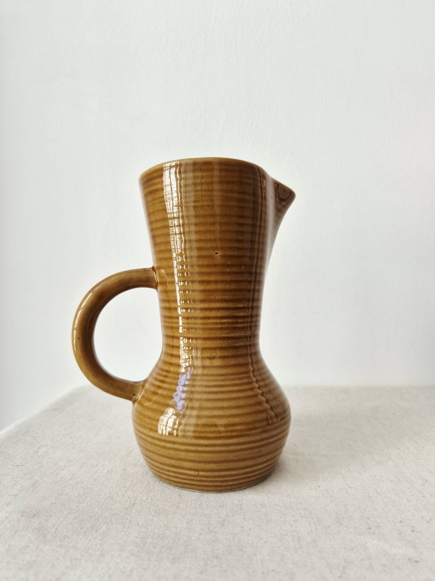 Pichet, carafe Digoin en grès émaillé miel, 1950-60