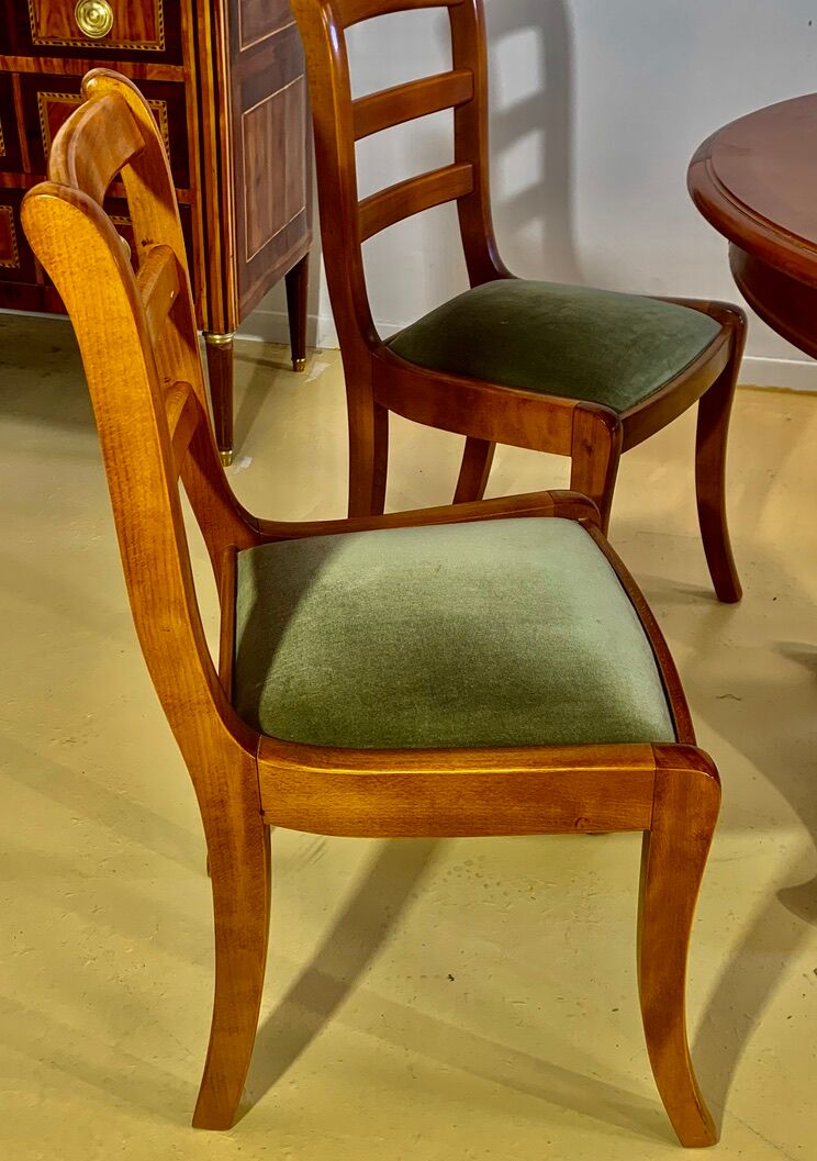 Round or oval table with four chairs in solid cherry, with extensions