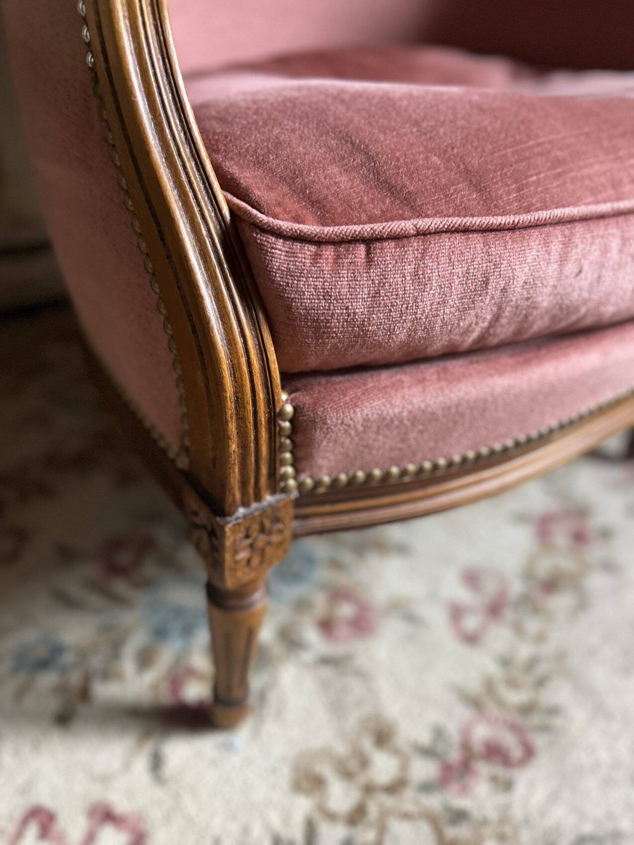 Small Louis XVI armchair in old rose velvet, removable seat – Chic and comfortable
