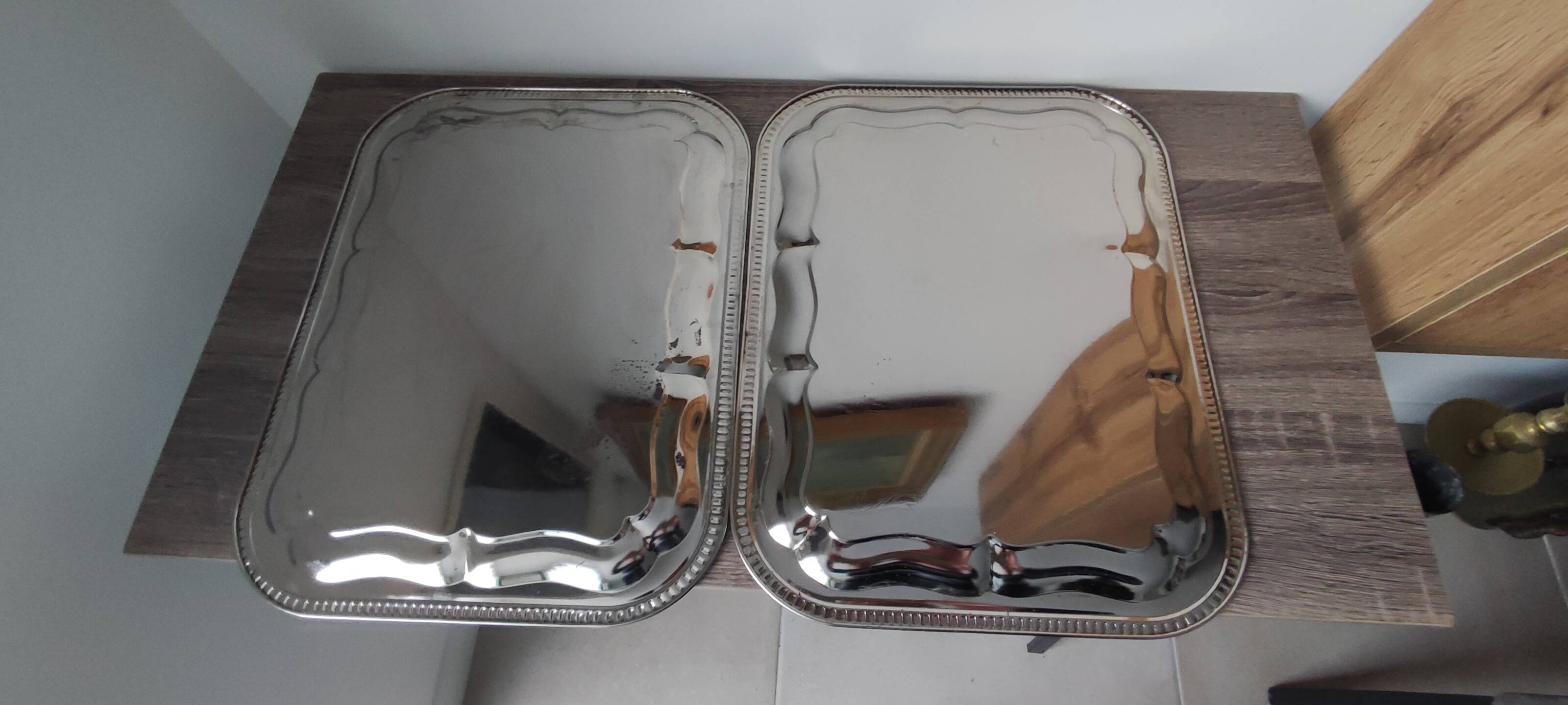 2 rectangular silver-plated metal dishes with an 80s pattern.