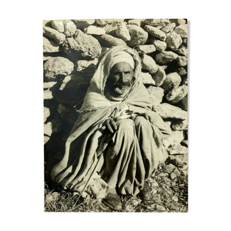 Photo orientalist 1900 bedouin crouching studio leparoux grand fougeray