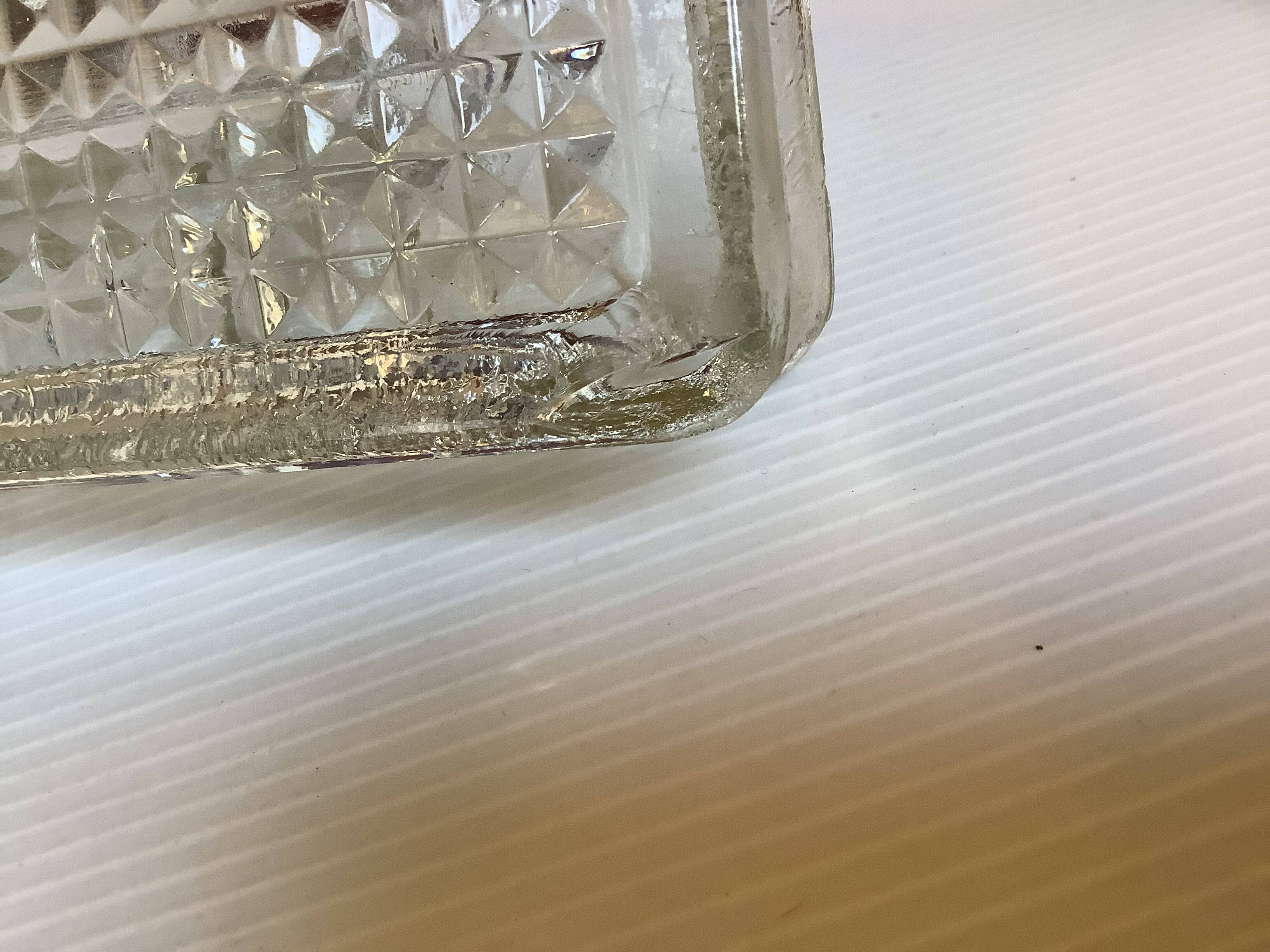 Empty Saint Gobain ashtray pocket with diamond tips