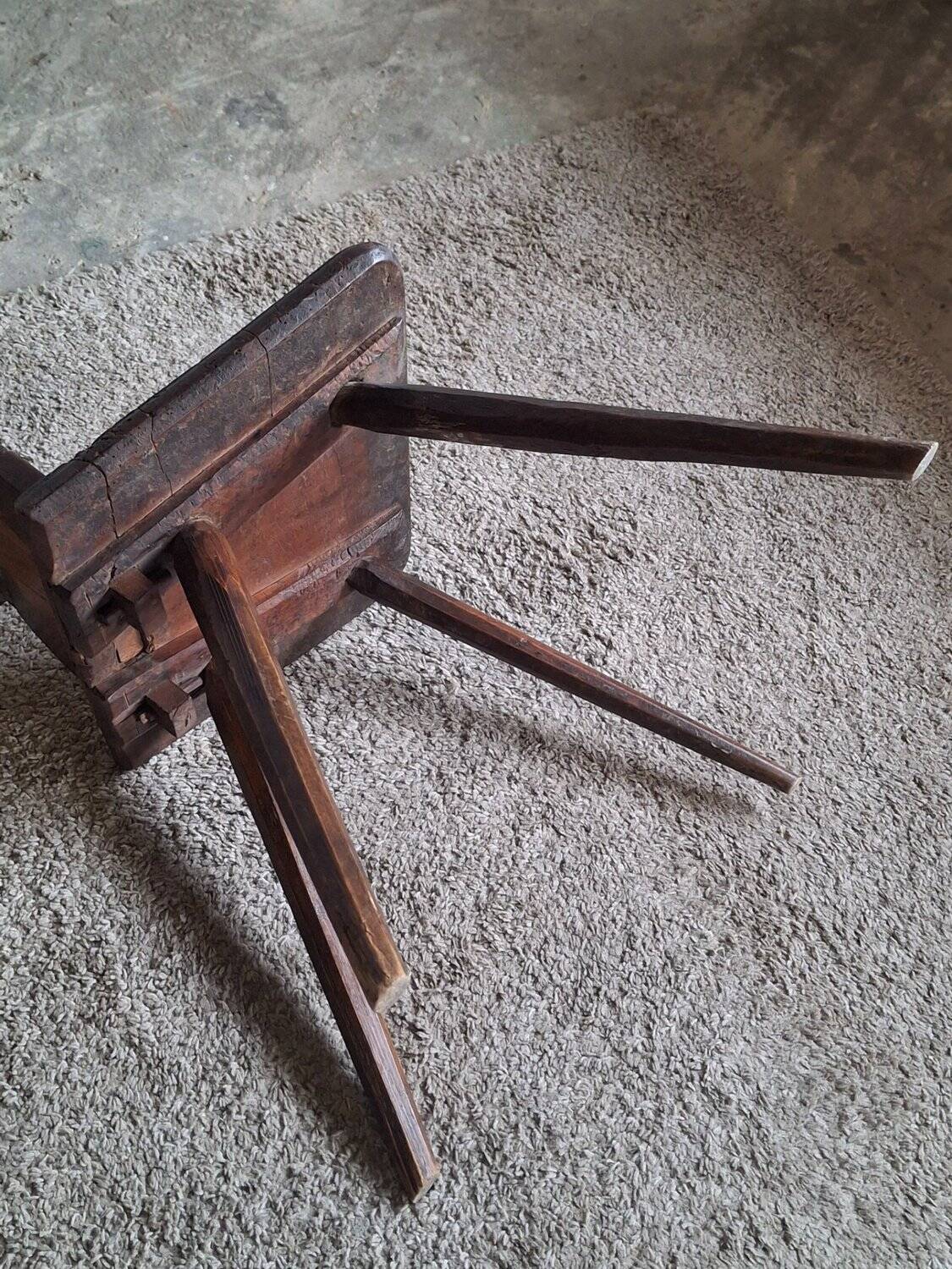 Chaise paysanne alpine sculptée datée 1814 – bois massif