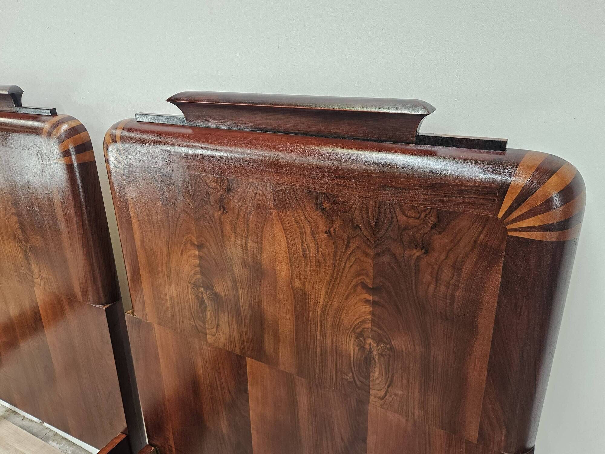 Pair of Art Decò single beds in mahogany and pink maple, 1940