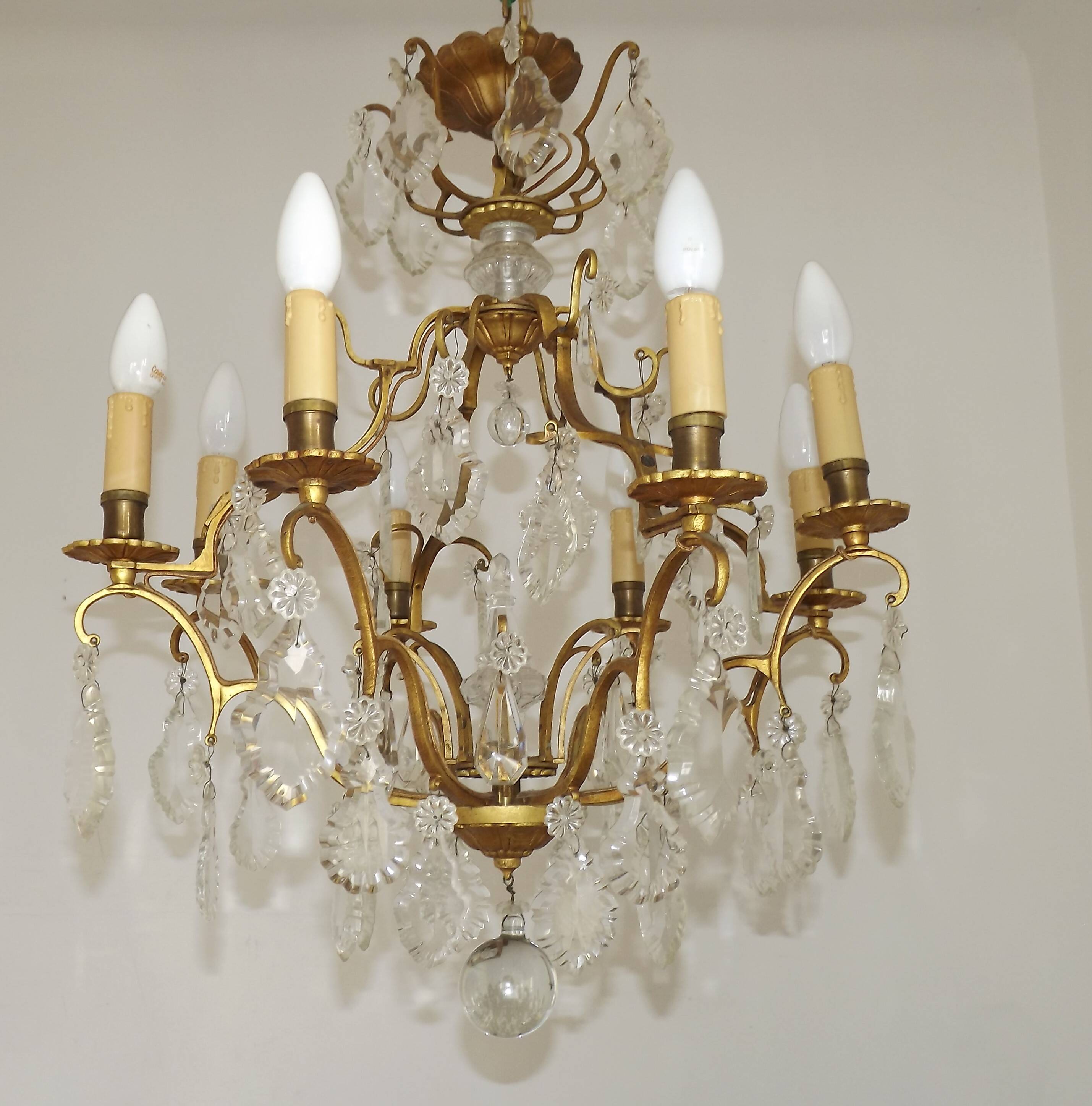 French Louis XV chandelier with 8 lights in gilded bronze, glass and crystal.