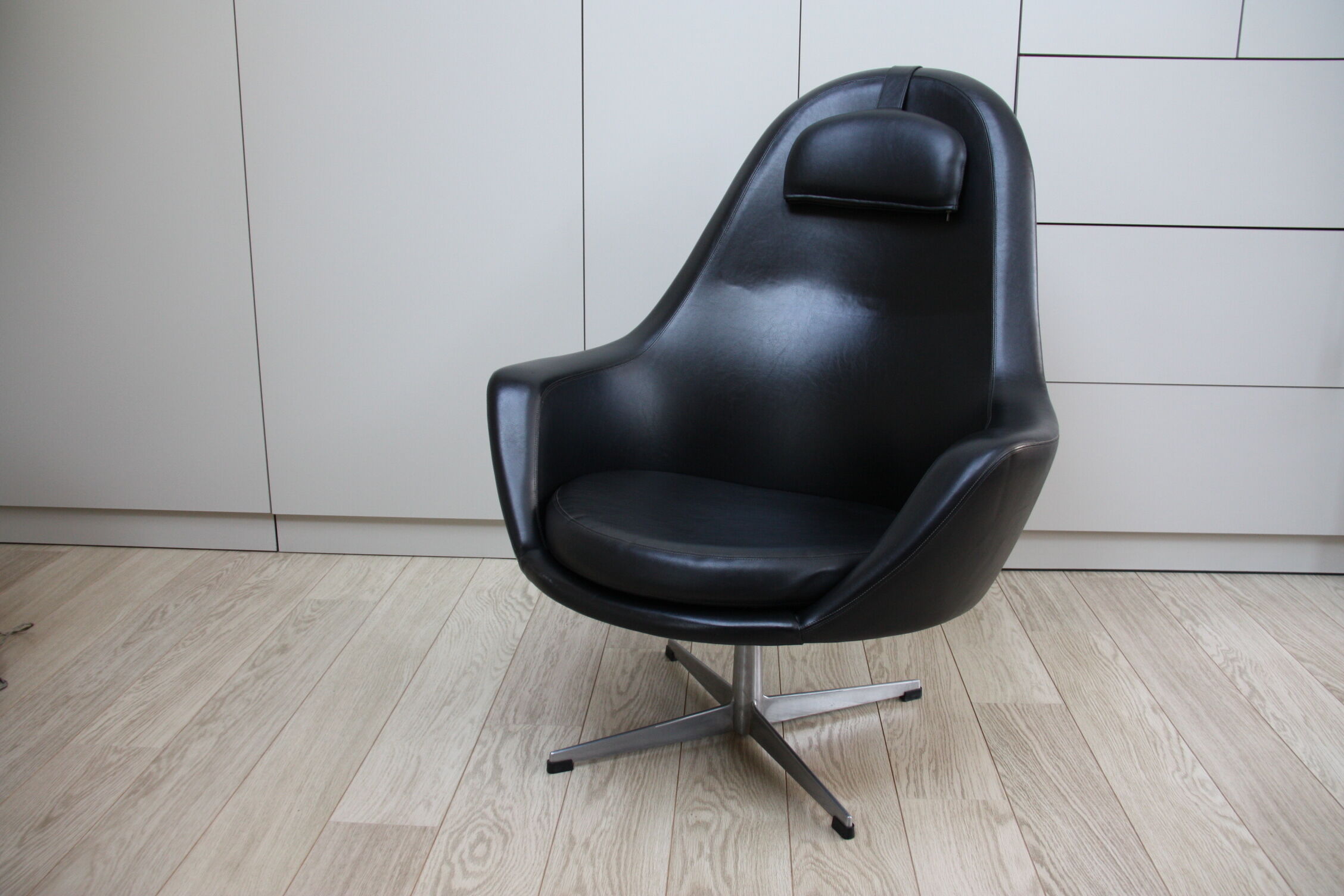 Fauteuil pivotant vintage en similicuir noir par Pastoe 60s