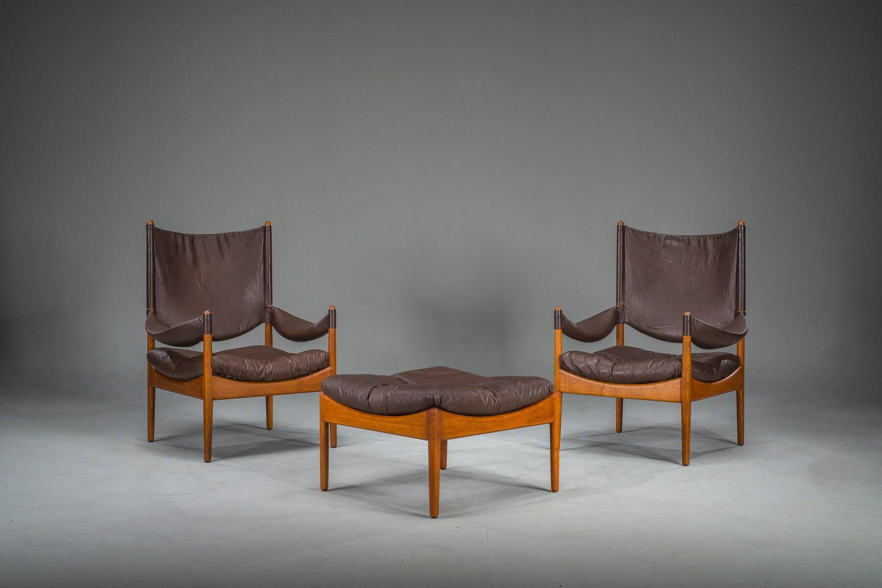 Ensemble de 3 fauteuils lounge danois modernes en chêne et cuir avec repose-pieds, conçus par Kristian Vedel pour Søren Wiladsen, années 1960.