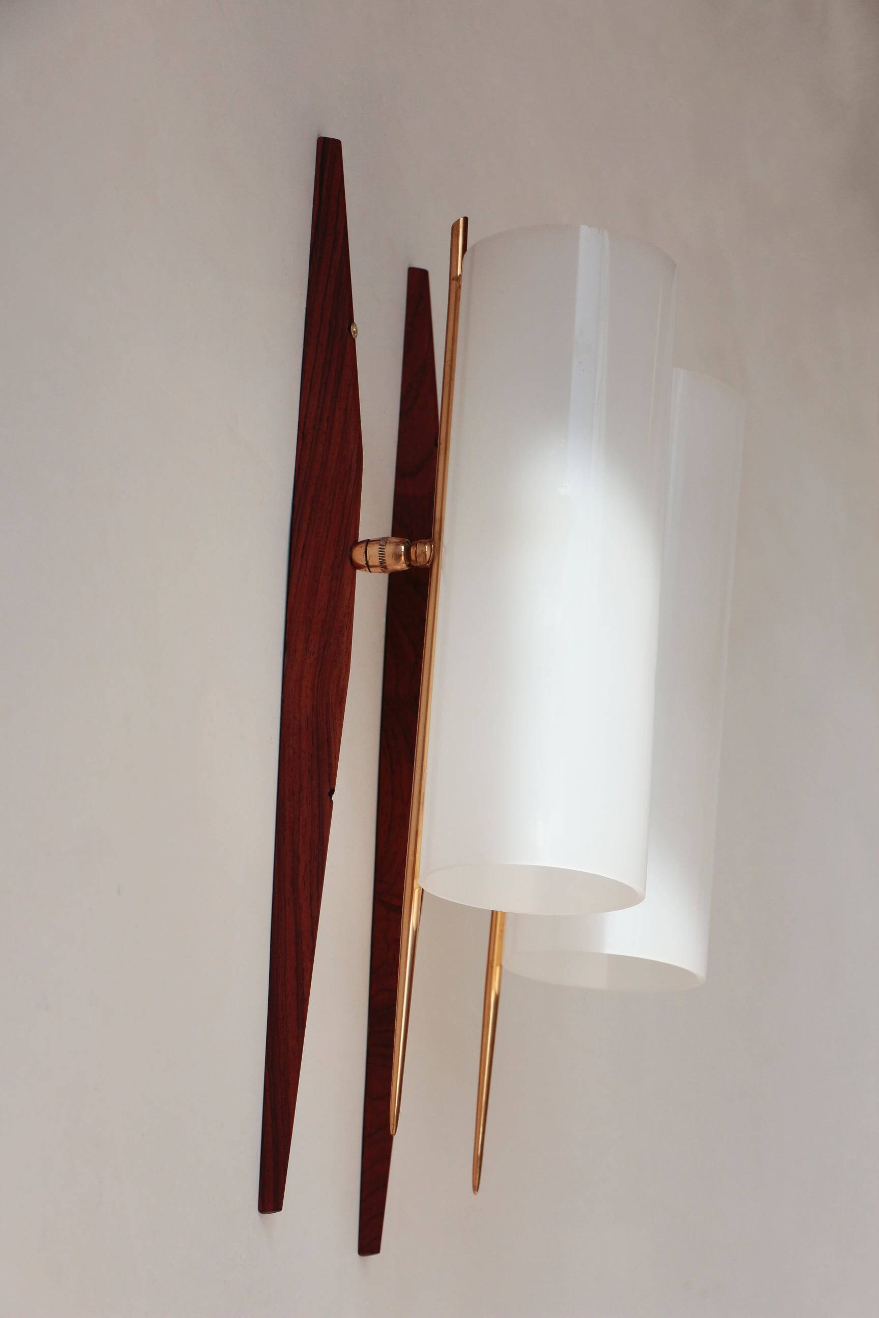 Modernist adjustable wall lights in teak and brass – 1950