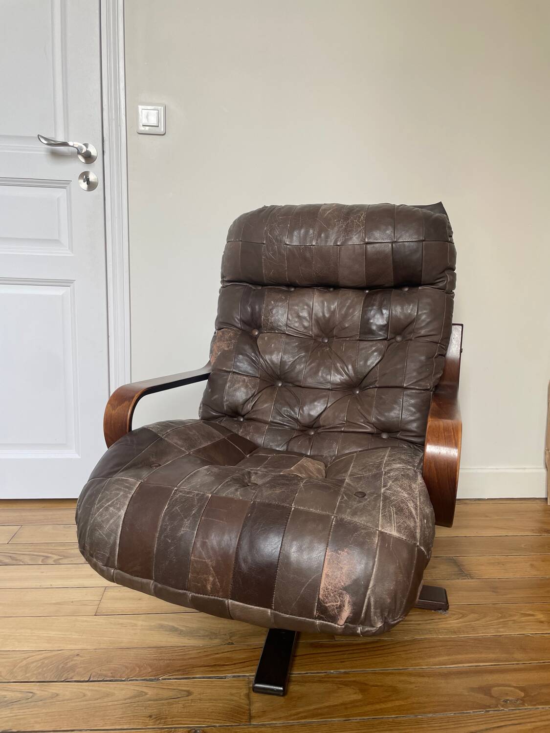 1970s Scandinavian armchair in curved laminated wood with a leather seat.