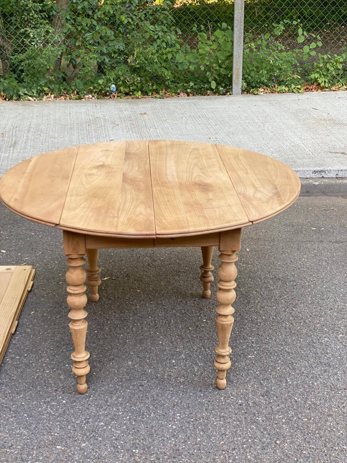 Table à manger ronde extensible à volets décapée en noyer brut 2 rallonges