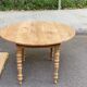 Table à manger ronde extensible à volets décapée en noyer brut 2 rallonges