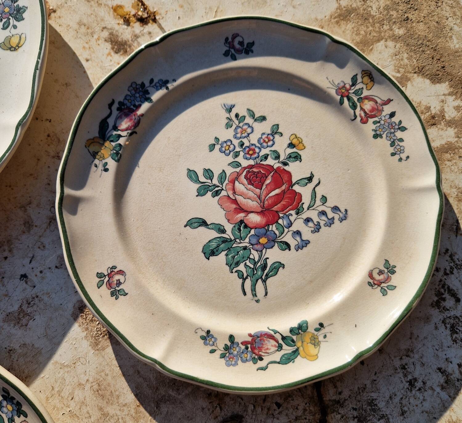 Set of 1 dinner plate and 4 dessert plates Villeroy Boch model 1562.