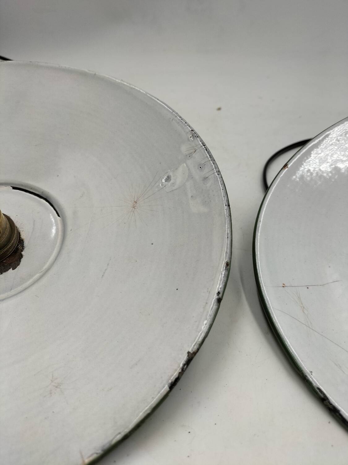 2 enamelled sheet metal suspensions