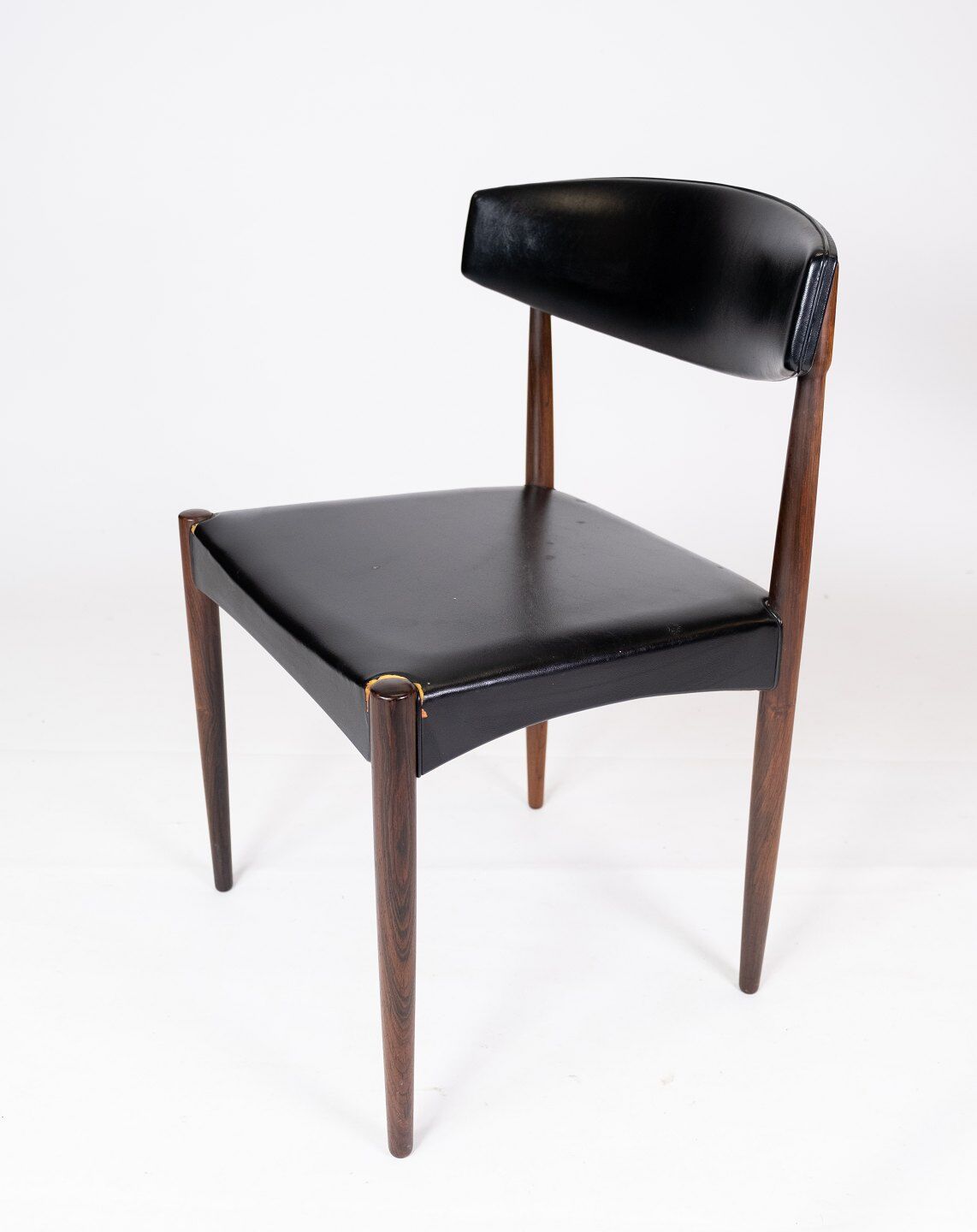 Set of four dining room chairs in rosewood and black leather of danish design from the 1960s.