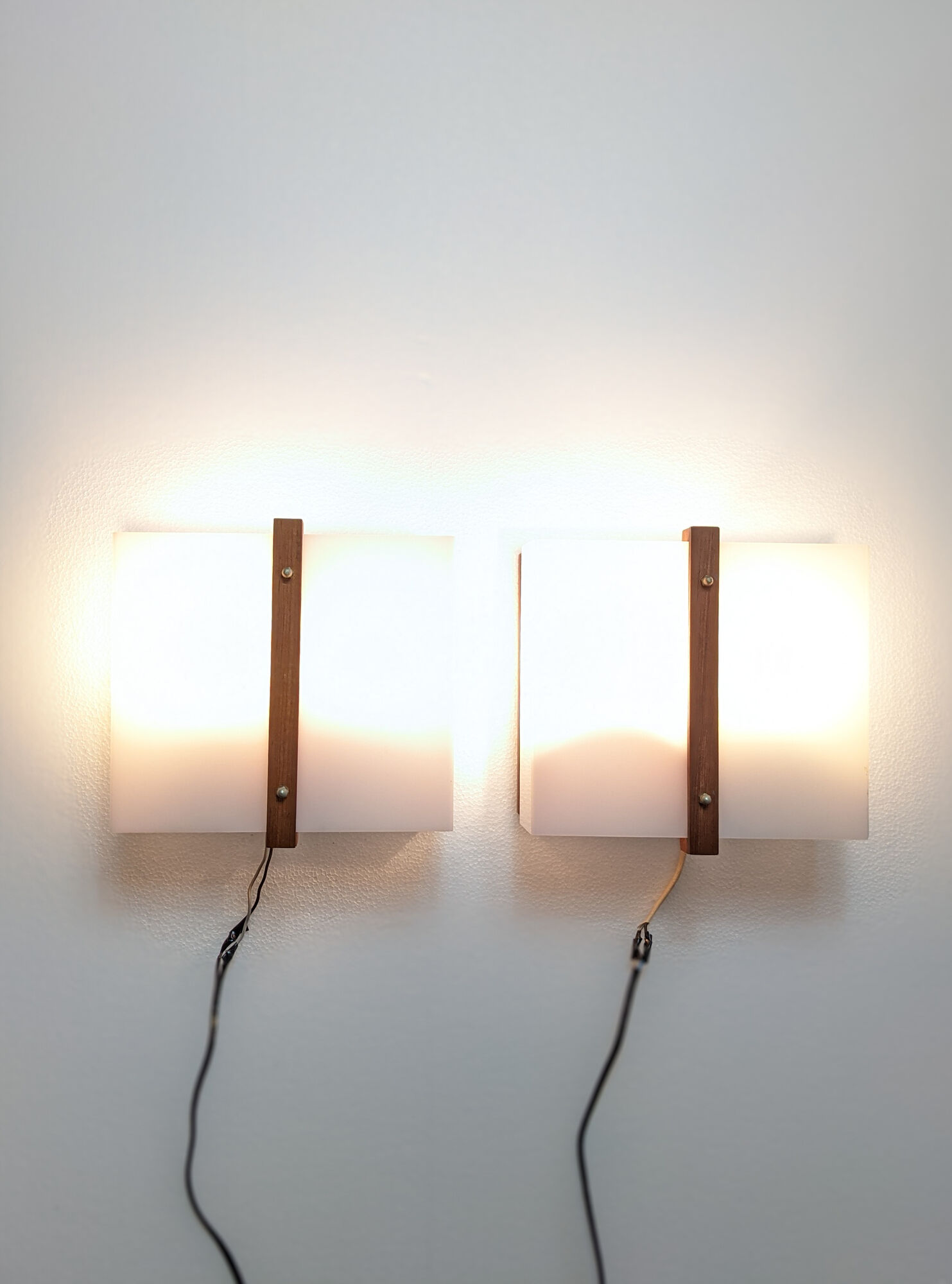 Paire d'appliques scandinaves 1960, teck massif et plexiglass, Raak C-1521